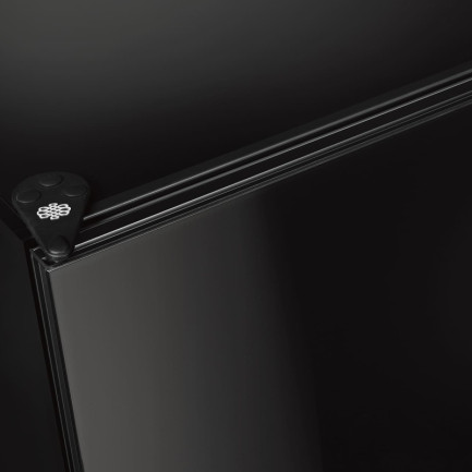 Porte cave à vin complètement opaque, isolée et anti-UV, finition verre brillant noir. Porte cave à vin complètement opaque, isolée et anti-UV, finition verre brillant noir.