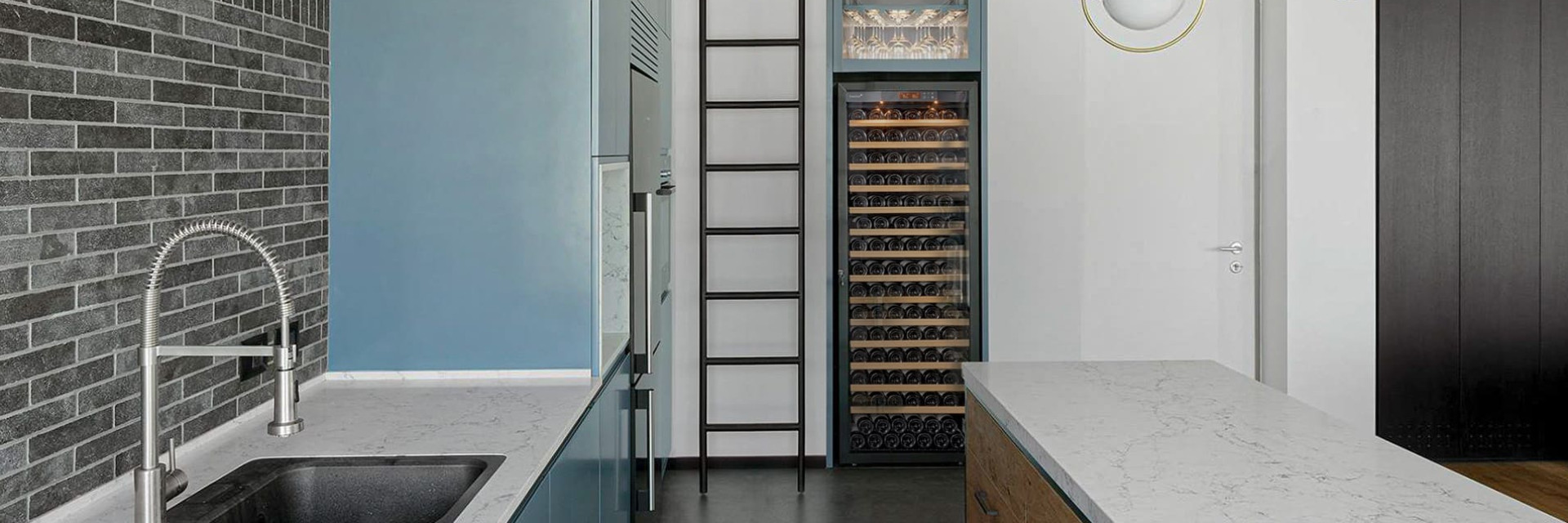 Frigo à vin encastré dans sa cuisine pour une grande capacité de bouteilles conservées à température de service. - Gamme Pure EuroCave
