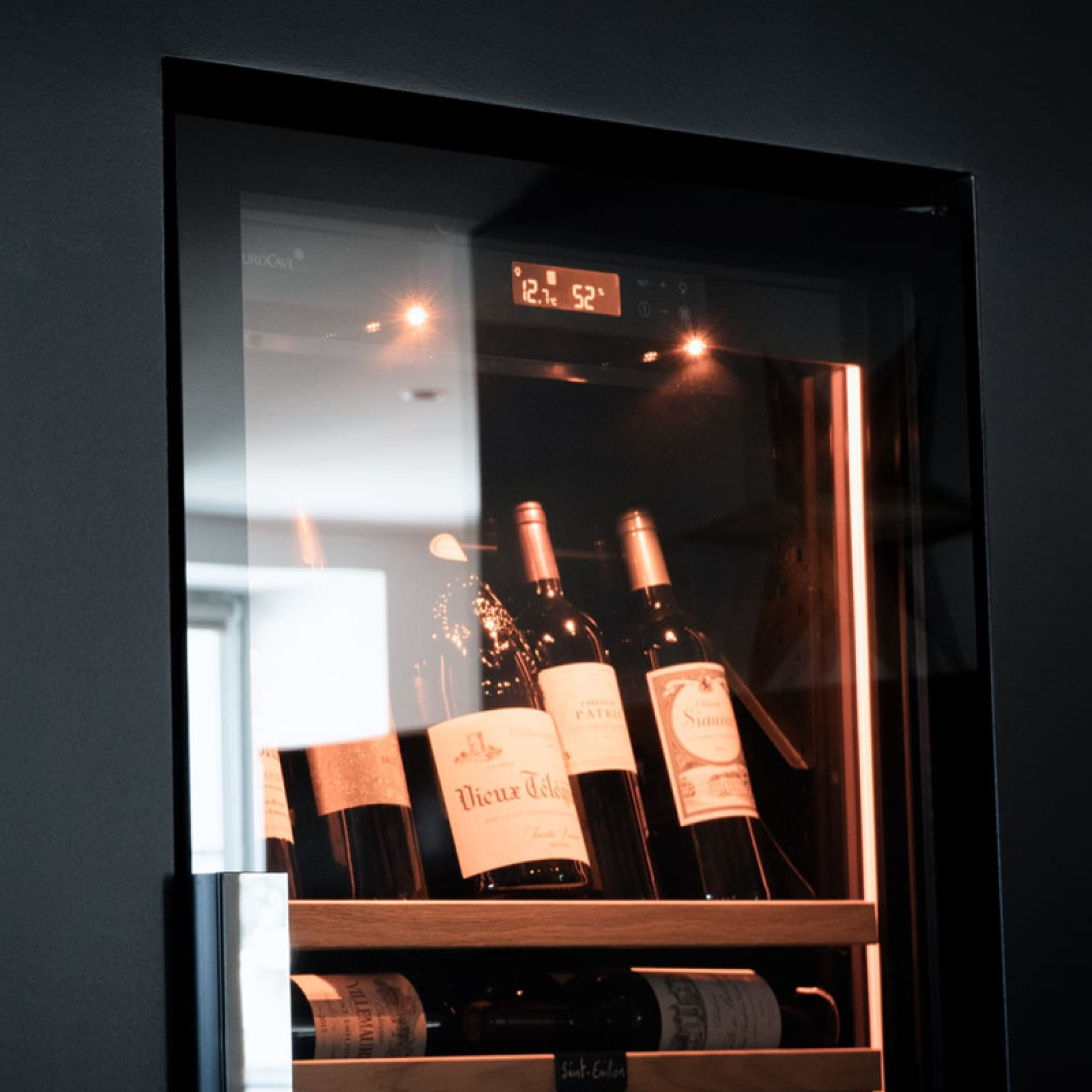 Une porte totalement vitrée sans cadre pour des lignes épurées et une vue dégagée sur vos plus belles bouteilles de vin. Une porte totalement vitrée sans cadre pour des lignes épurées et une vue dégagée sur vos plus belles bouteilles de vin.