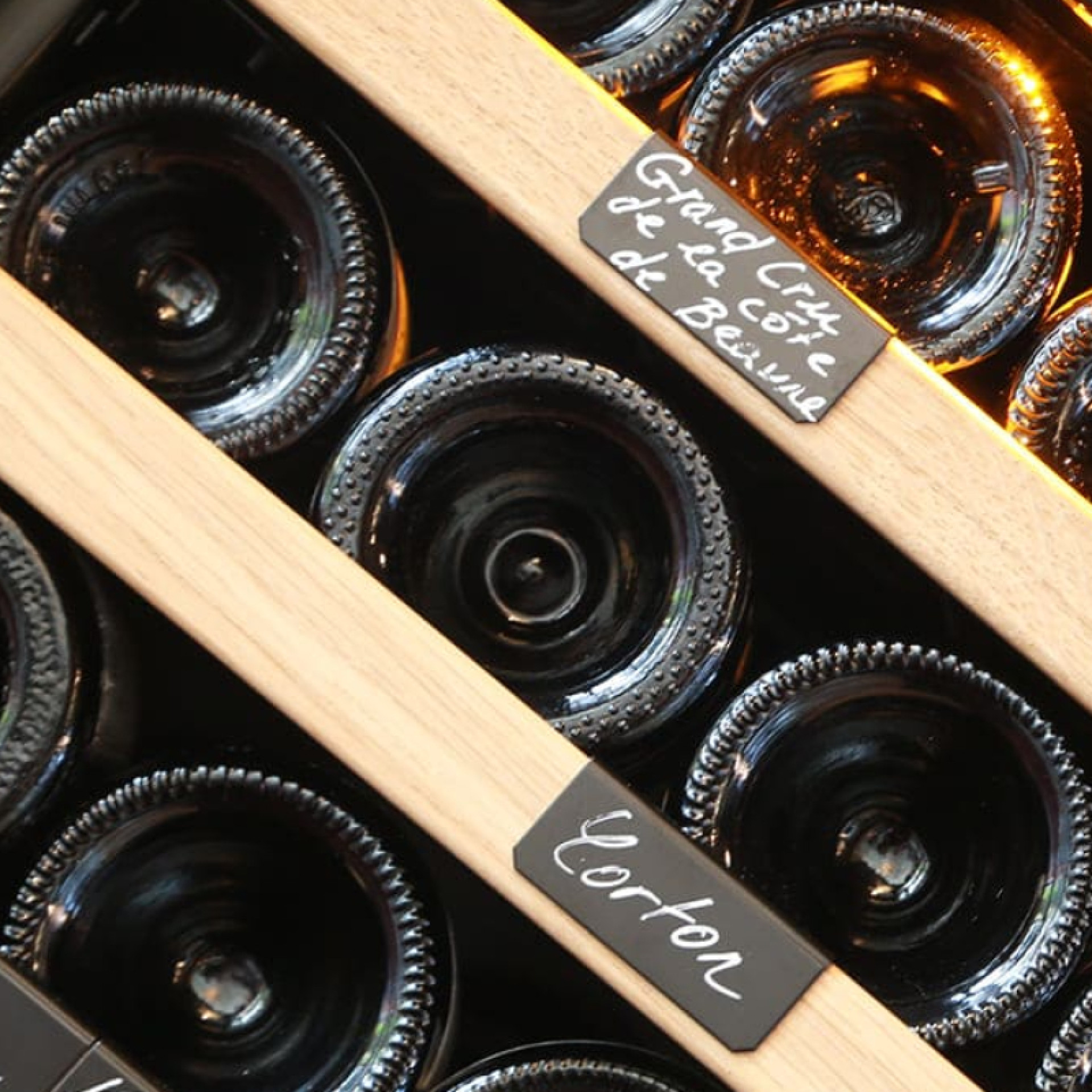 Rangement armoire à vin - étagères en métal avec supports bouteilles individuels, façade en bois de chêne couleur naturelle.