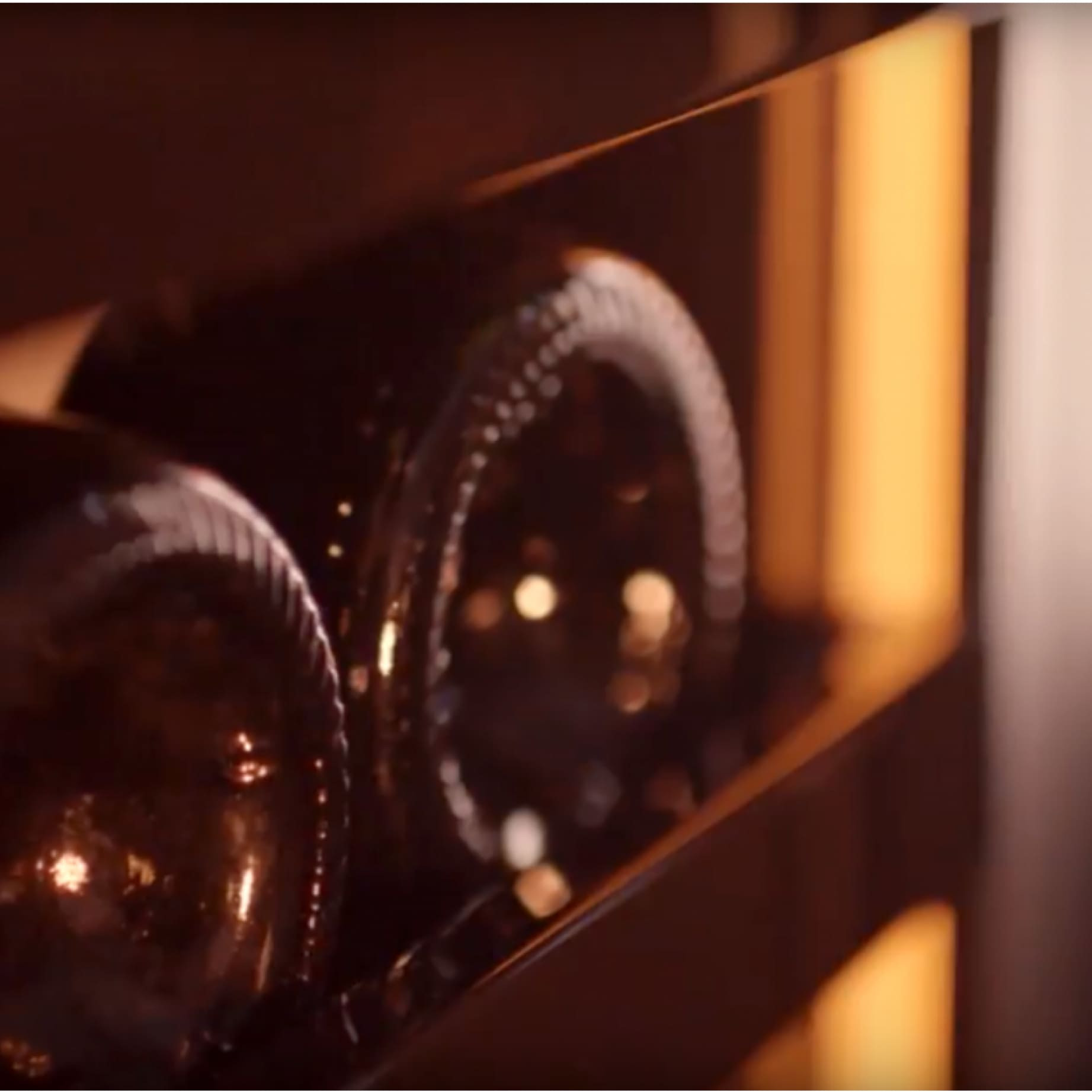 Éclairage des bouteilles dans toute l'armoire à vin créant un halo lumineux qui enveloppe doucement vos crus. Éclairage des bouteilles dans toute l'armoire à vin créant un halo lumineux qui enveloppe doucement vos crus.