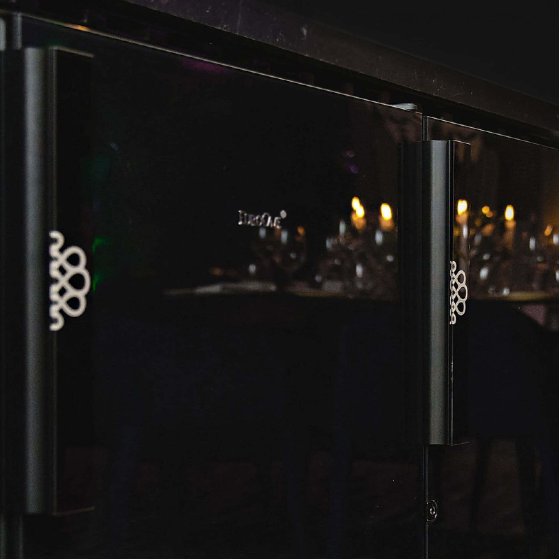 Porte opaque totalement vitrée noire, inspirée des pianos à queue noir laqué de prestige.