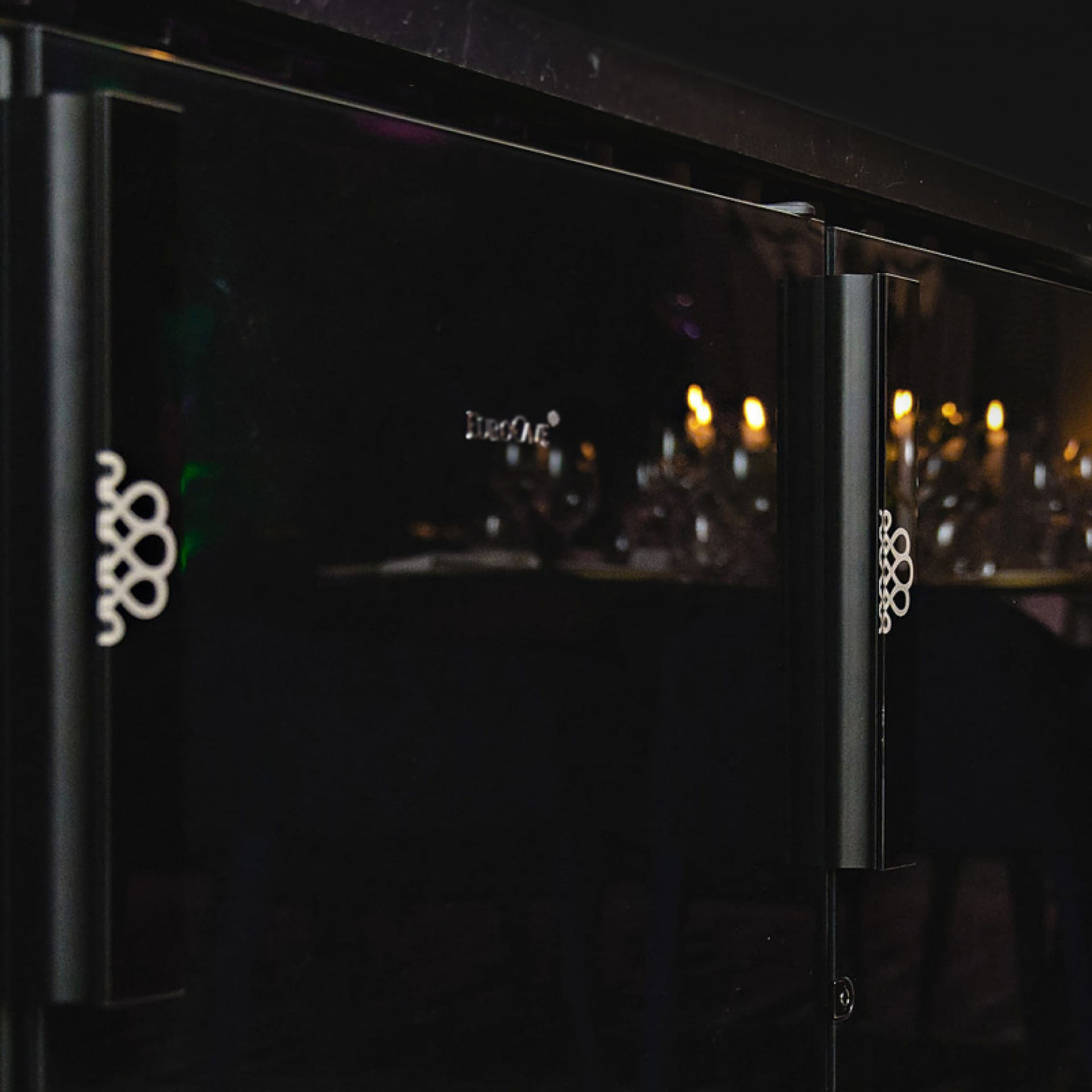 Porte opaque totalement vitrée noire, inspirée des pianos à queue noir laqué de prestige. Porte opaque totalement vitrée noire, inspirée des pianos à queue noir laqué de prestige.