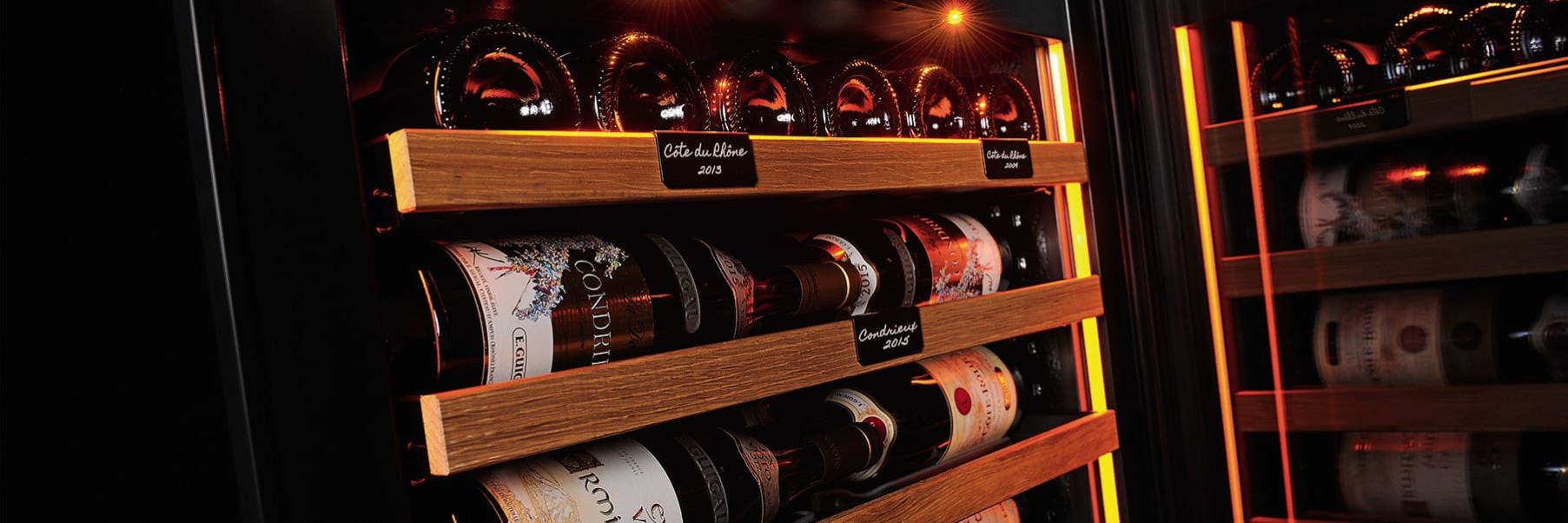 Une présentation soignée des bouteilles de vin grâce à l'éclairage intégré et des clayettes esthétiques qui permettent d'organiser les vins et mettre en avant les étiquettes.