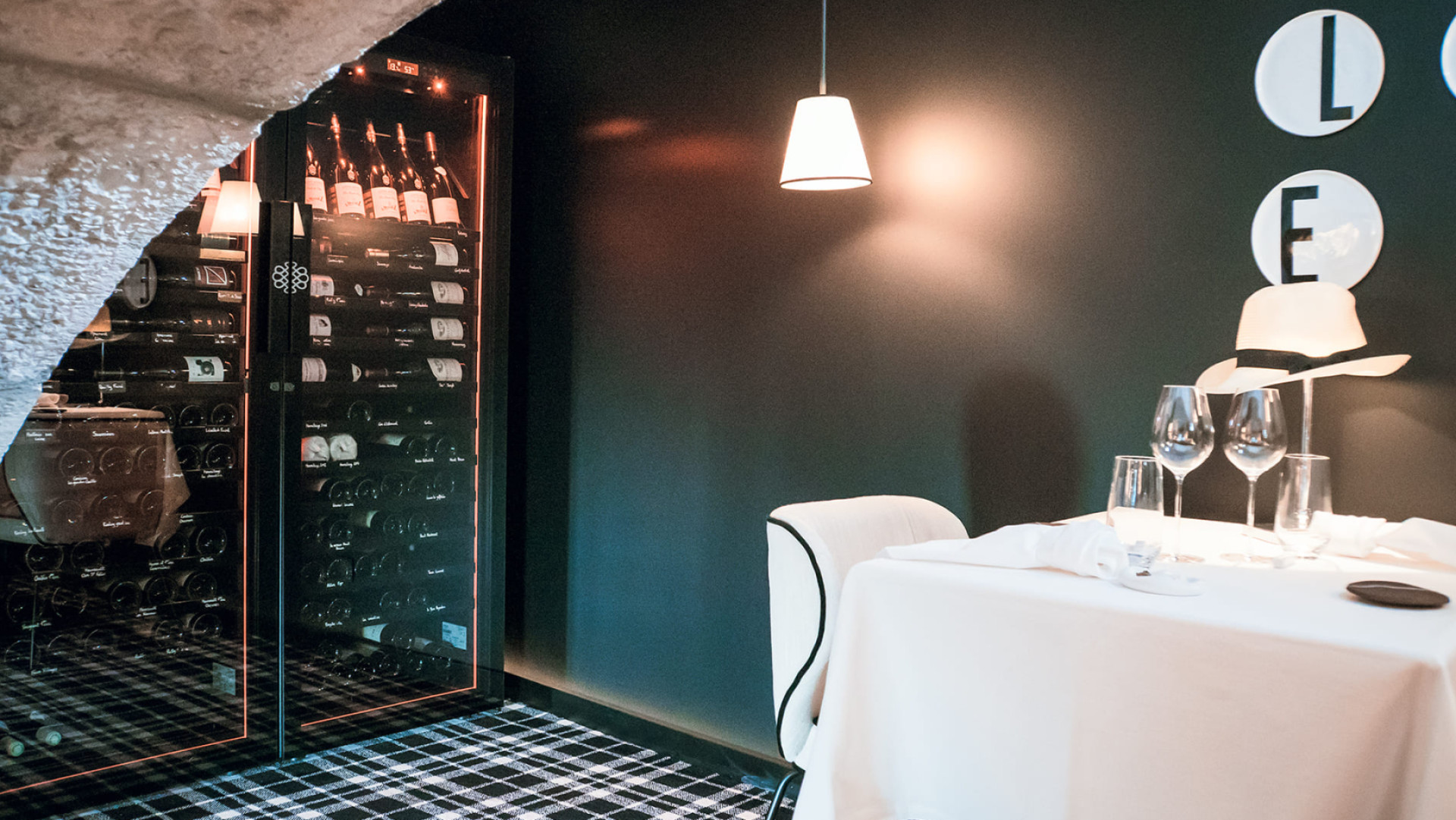 Belle installation de 2 armoires à vin dans une alcôve avec encadrement porte voûtée en pierre. Intégration parfaite dans l'espace repas. EuroCave Revelation