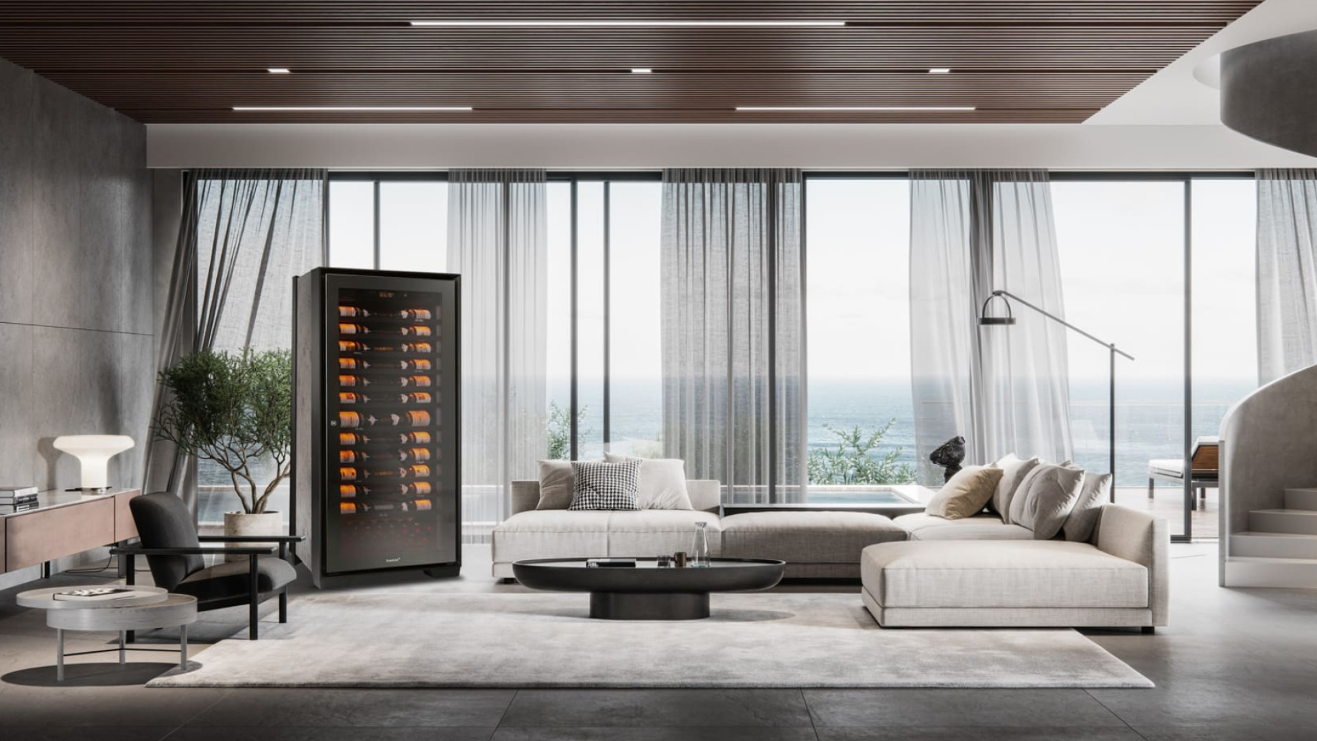 L’armoire à vin Royale installée dans le salon hors normes d’une villa de luxe en bord de mer au panorama exceptionnel. - EuroCave
