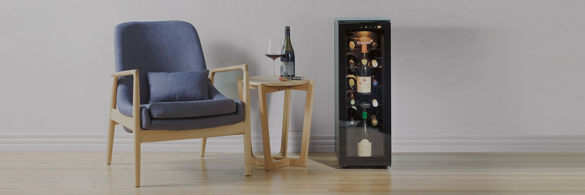 Bar à vin taille mini parfait pour le séjour, la salle à manger, l'entrée ou encore comme équipement indispensable dans une chambre d'hôtel d'exception ou une suite de luxe. Tête à Tête EuroCave Bar à vin taille mini parfait pour le séjour, la salle à manger, l'entrée ou encore comme équipement indispensable dans une chambre d'hôtel d'exception ou une suite de luxe. Tête à Tête EuroCave
