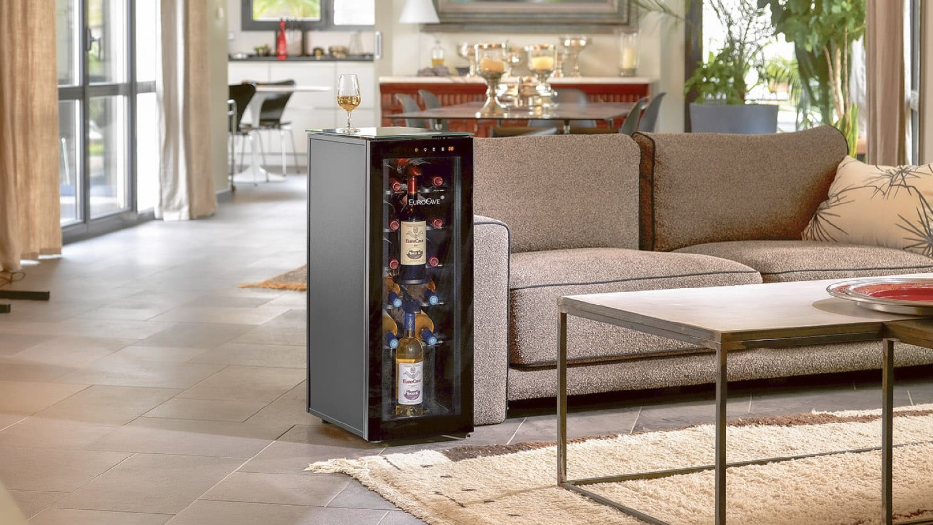 Des vins à la bonne température de service, prêts à boire et toujours à portée de main en bout de canapé pour l'apéro ou dans la salle à manger pour le dîner. Tête à Tête EuroCave Des vins à la bonne température de service, prêts à boire et toujours à portée de main en bout de canapé pour l'apéro ou dans la salle à manger pour le dîner. Tête à Tête EuroCave