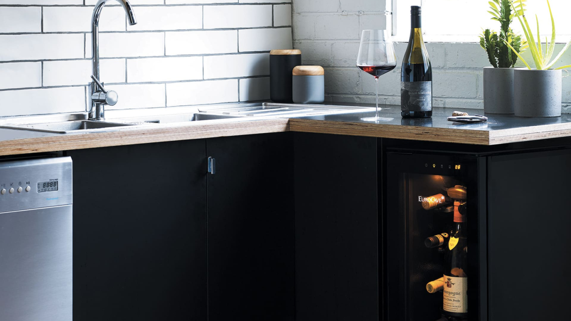 Ce bar à vin de taille compacte encastré dans la cuisine conserve les bouteilles entamées jusqu'à 10 jours ; les arômes sont mieux préservés qu'un vin simplement conservé ouvert au frigo. Tête à Tête EuroCave Ce bar à vin de taille compacte encastré dans la cuisine conserve les bouteilles entamées jusqu'à 10 jours ; les arômes sont mieux préservés qu'un vin simplement conservé ouvert au frigo. Tête à Tête EuroCave