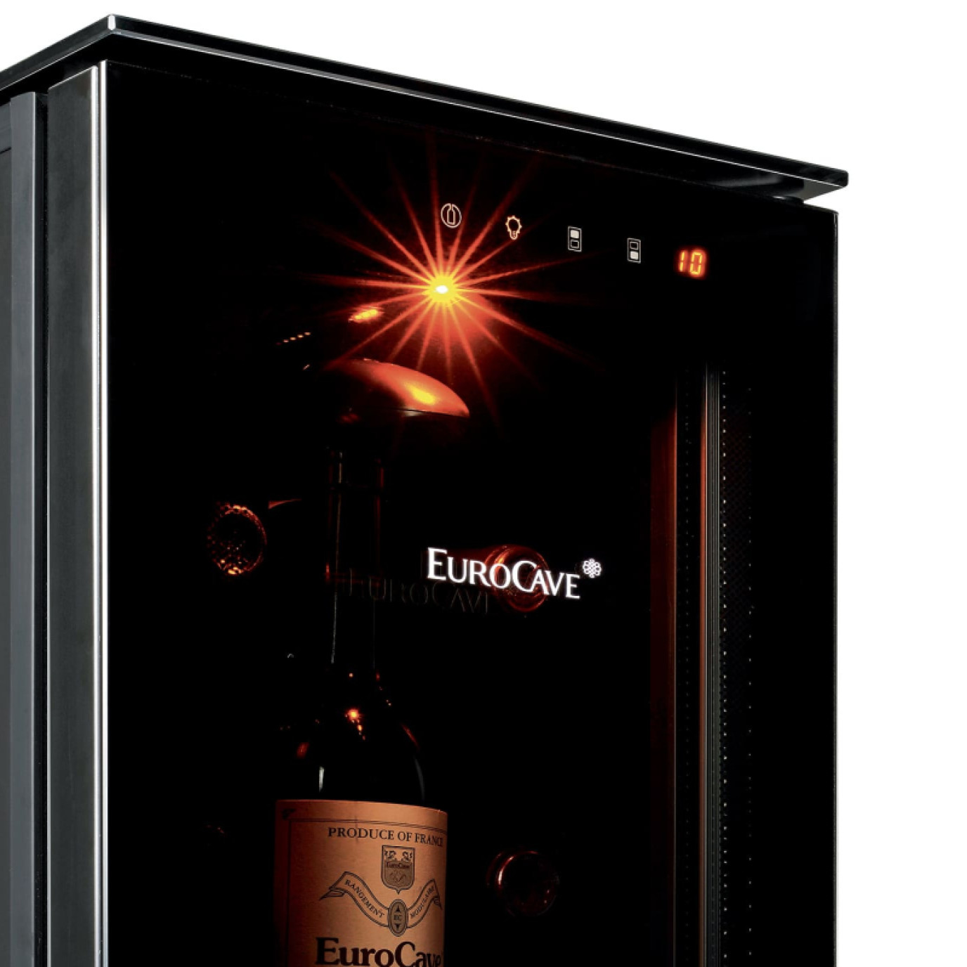 La douce lumière ambrée du bar à vin Tête à Tête met en valeur vos belles bouteilles. La douce lumière ambrée du bar à vin Tête à Tête met en valeur vos belles bouteilles.
