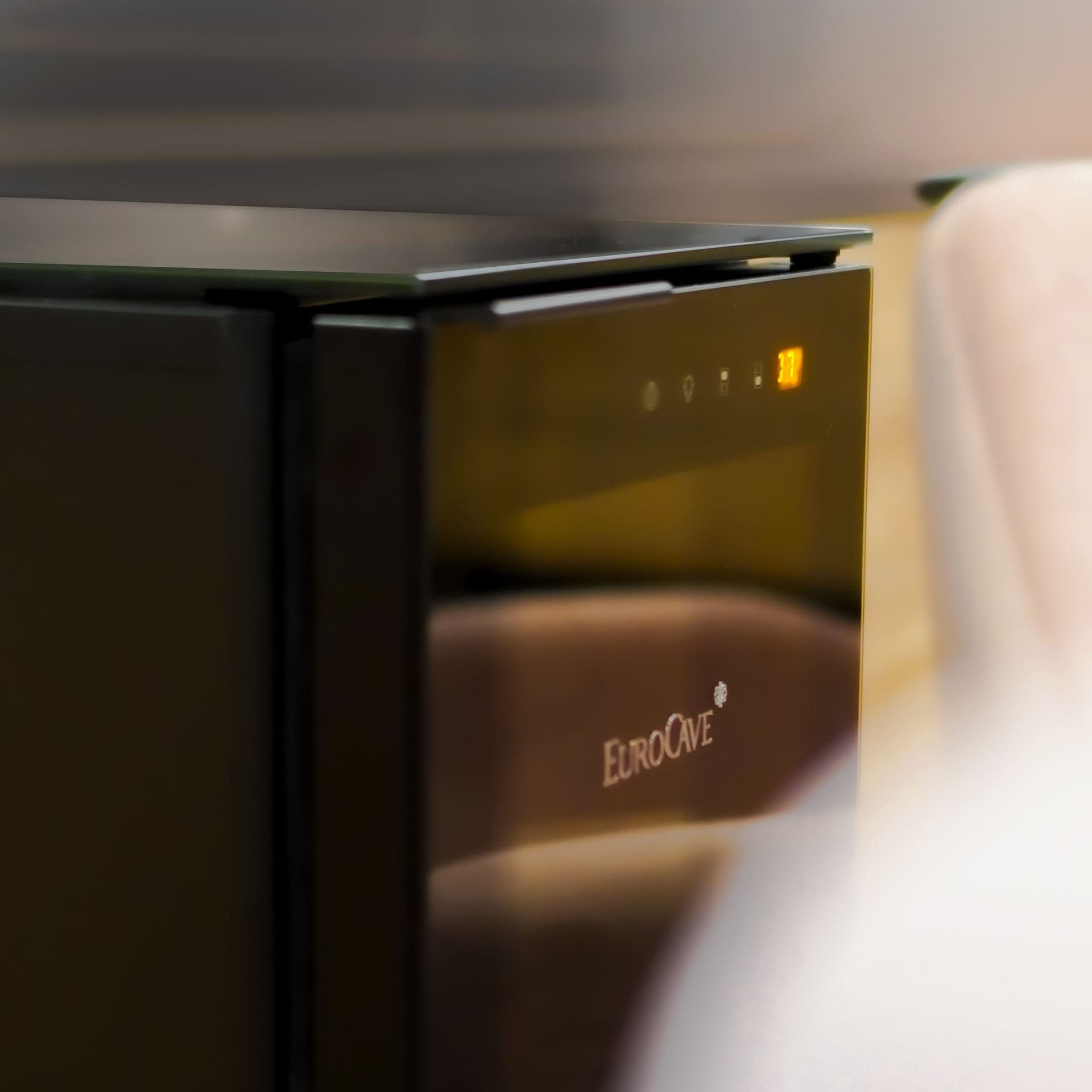 Notre bar à vin pour la maison allie une double fonctionnalité aux lignes intemporelles qui s'adapte à tous les styles d'intérieur. Tête à Tête EuroCave Notre bar à vin pour la maison allie une double fonctionnalité aux lignes intemporelles qui s'adapte à tous les styles d'intérieur. Tête à Tête EuroCave
