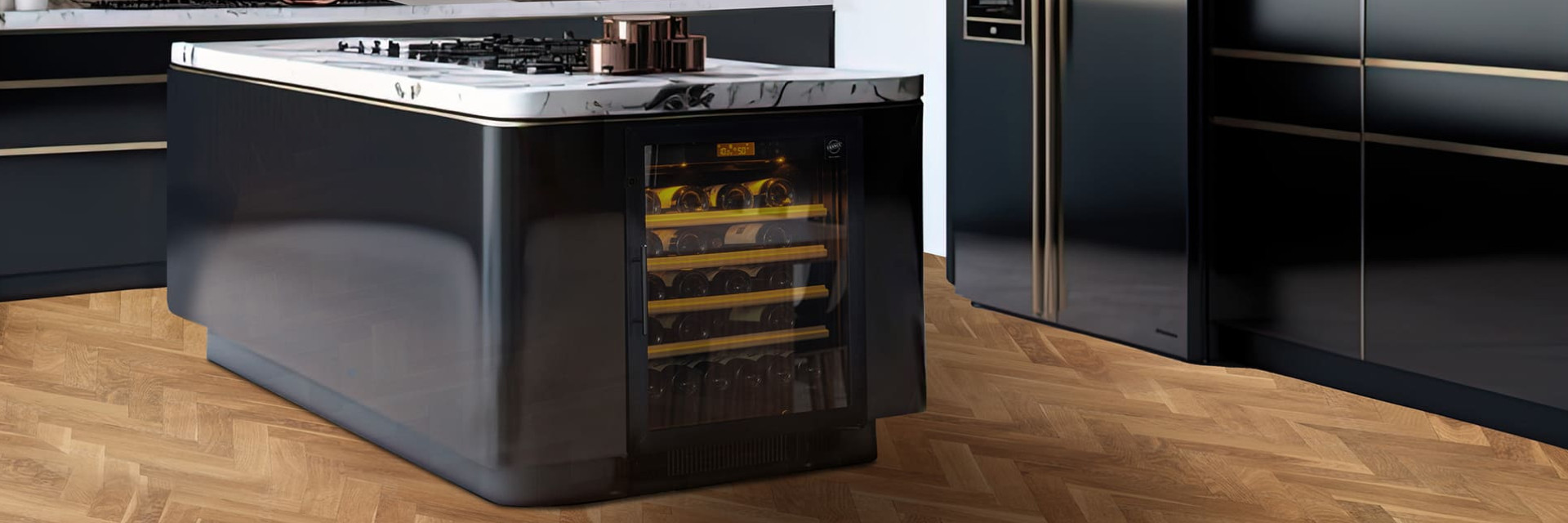 Une cave à vin encastrée sous le plan de travail d'une cuisine contemporaine noire dans un appartement à la manière d'un mini frigo. Compact EuroCave Une cave à vin encastrée sous le plan de travail d'une cuisine contemporaine noire dans un appartement à la manière d'un mini frigo. Compact EuroCave