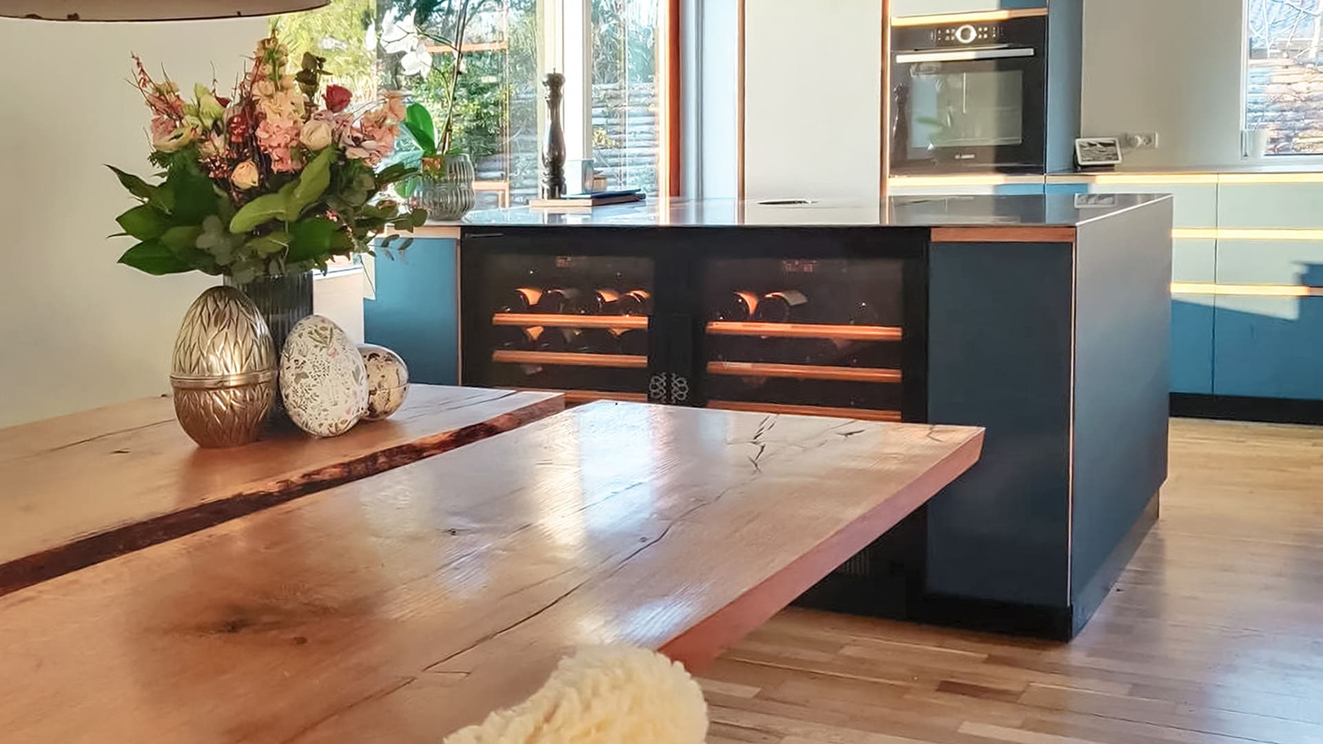 Deux petites armoires à vin encastrées dans un îlot de cuisine d'une maison particulière (une cave à vin de service et une cave à vin de vieillissement). Compact EuroCave Deux petites armoires à vin encastrées dans un îlot de cuisine d'une maison particulière (une cave à vin de service et une cave à vin de vieillissement). Compact EuroCave