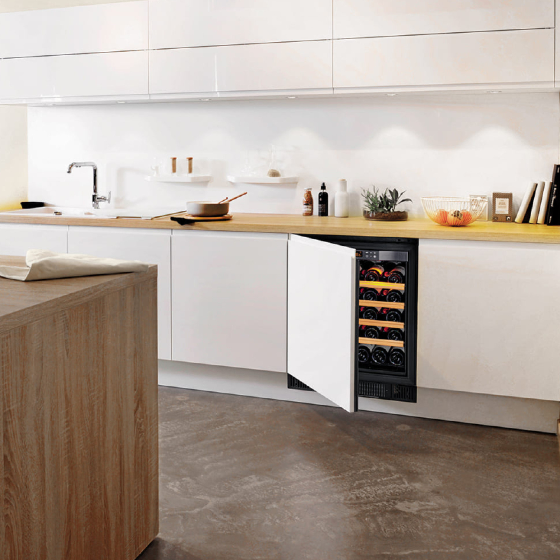 Cave à vin encastrable 1 température avec porte technique permettant de fixer le même panneau de façade que les caissons des meubles de cuisine. Compact EuroCave Cave à vin encastrable 1 température avec porte technique permettant de fixer le même panneau de façade que les caissons des meubles de cuisine. Compact EuroCave