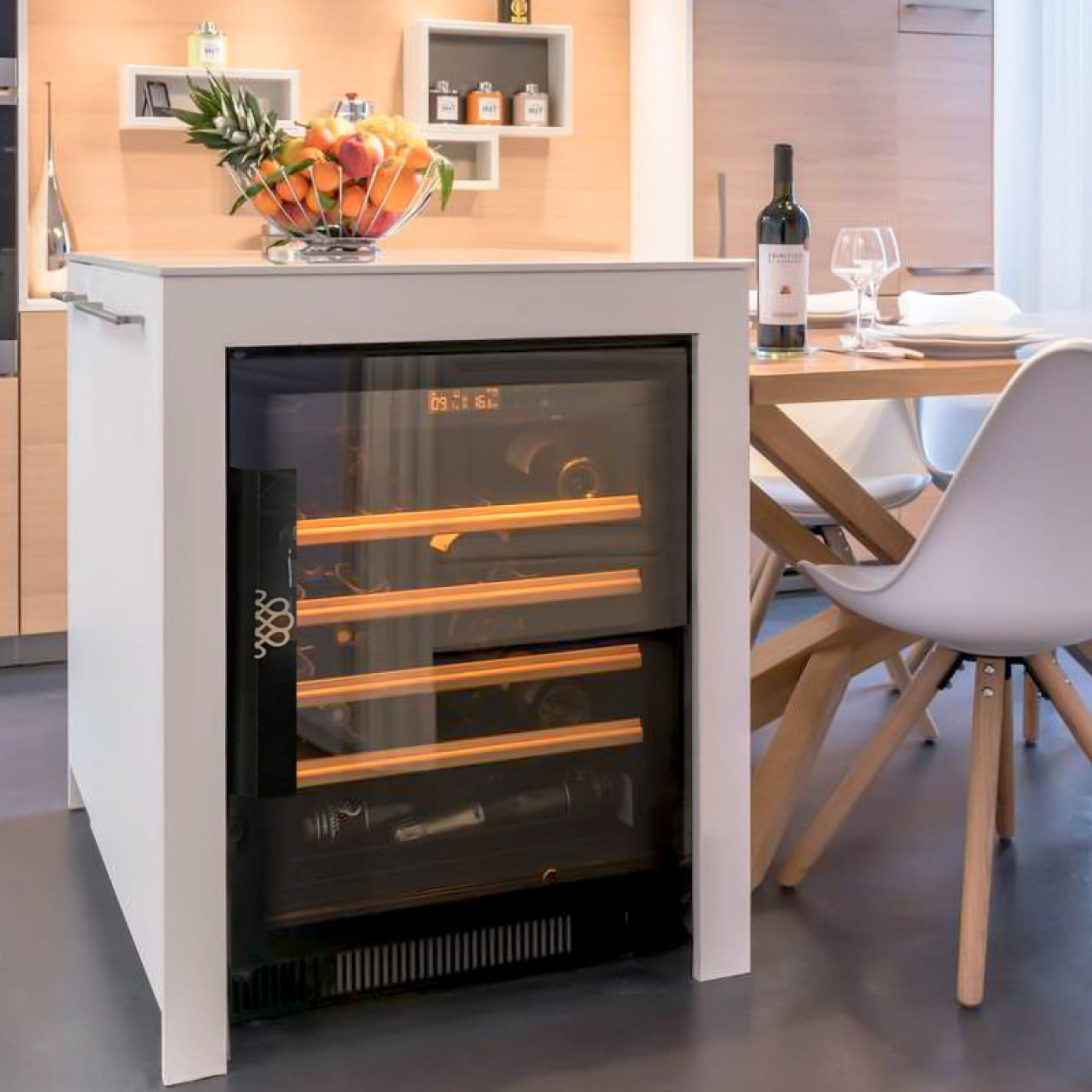 Petite cave à vin avec ventilation avant intégrée de série pour un encastrement facile et sans découpe supplémentaires des meubles de cuisine. Compact EuroCave Petite cave à vin avec ventilation avant intégrée de série pour un encastrement facile et sans découpe supplémentaires des meubles de cuisine. Compact EuroCave