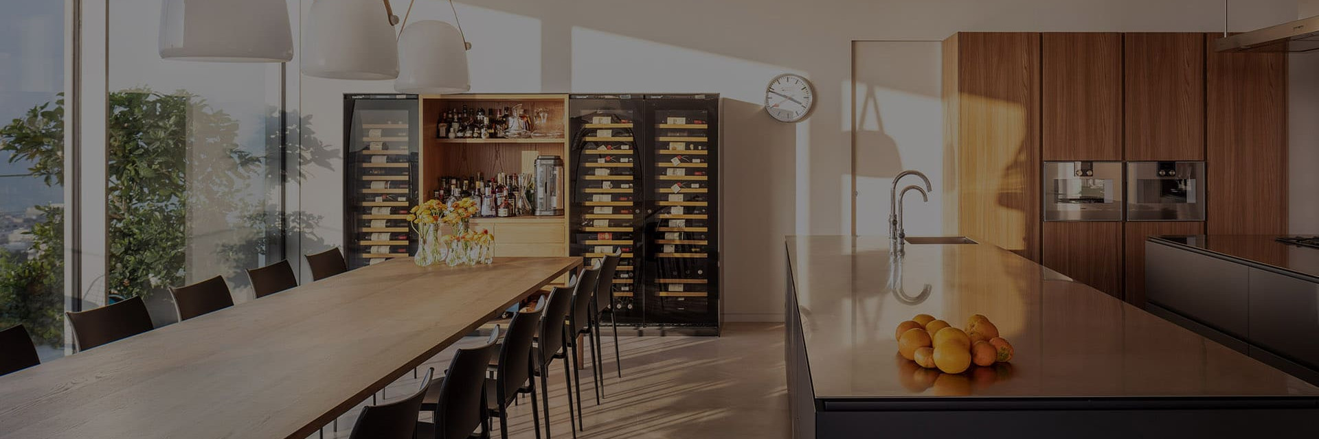 Architecture d'intérieur - Plusieurs caves à vin intégrées dans un meuble sur mesure dans cuisine ouverte créant un bel espace de réception. De quoi combiner vieillissement et service. Inspiration EuroCave Architecture d'intérieur - Plusieurs caves à vin intégrées dans un meuble sur mesure dans cuisine ouverte créant un bel espace de réception. De quoi combiner vieillissement et service. Inspiration EuroCave