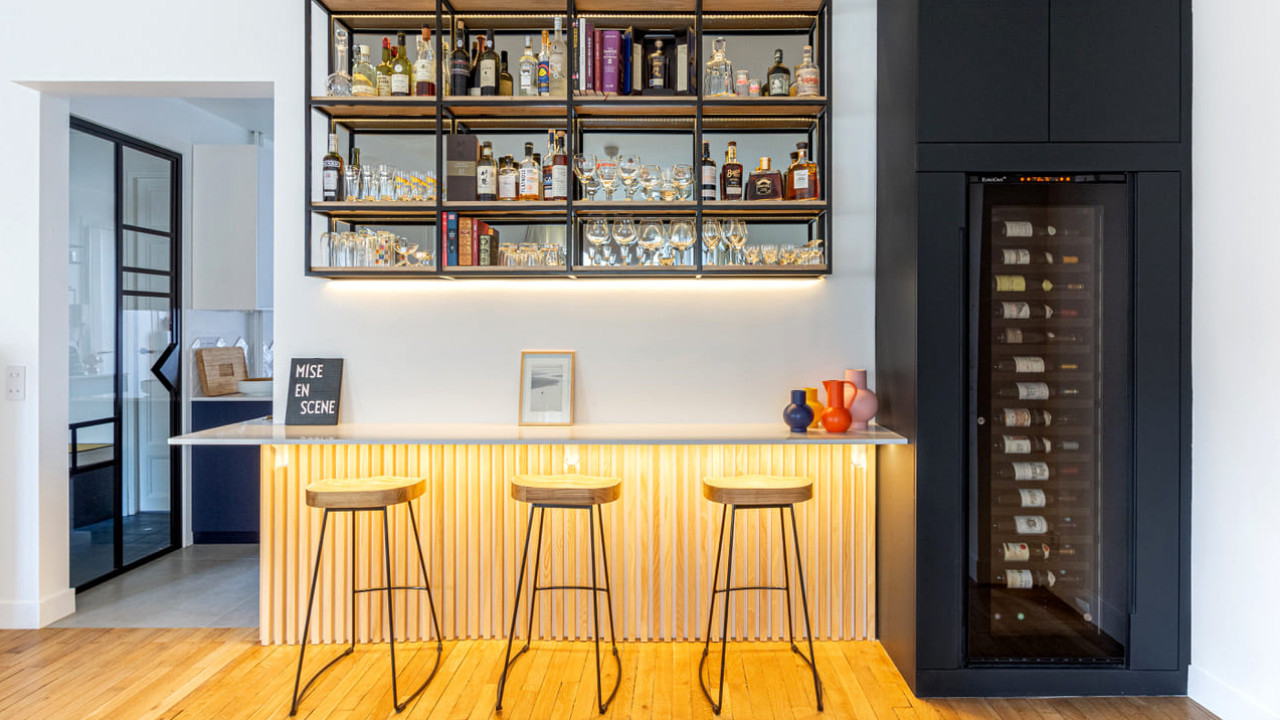 Espace bar de salon intégrant une grande cave à vin de service encastrée dans meuble pour une intégration parfaite dans la pièce. Inspiration EuroCave