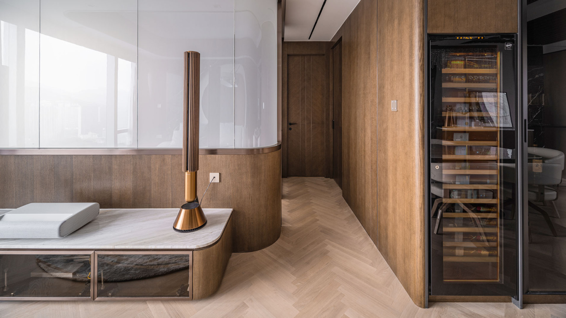 Les évacuations d'air de cette cave à vin design sont si discrètes qu'elles en deviennent invisibles et permettent une intégration facile dans les décorations d'intérieurs les plus recherchées. Inspiration EuroCave Les évacuations d'air de cette cave à vin design sont si discrètes qu'elles en deviennent invisibles et permettent une intégration facile dans les décorations d'intérieurs les plus recherchées. Inspiration EuroCave