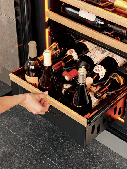 Tiroir de service permettant de ranger les vins debout. Pratique pour garder les bouteilles entamées pour les conserver quelques jours. Tiroir de service permettant de ranger les vins debout. Pratique pour garder les bouteilles entamées pour les conserver quelques jours.