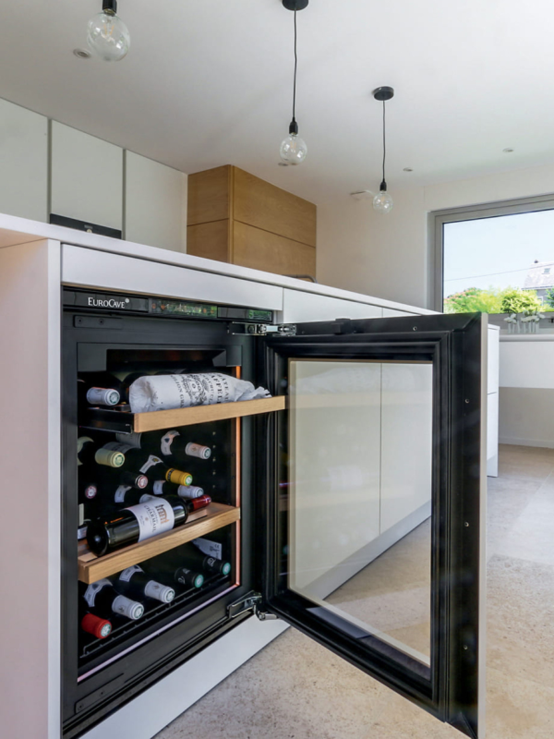 Étagère permettant de stocker un grand nombre de bouteilles de vin de toutes formes dans votre cuisine dans les bonnes conditions.