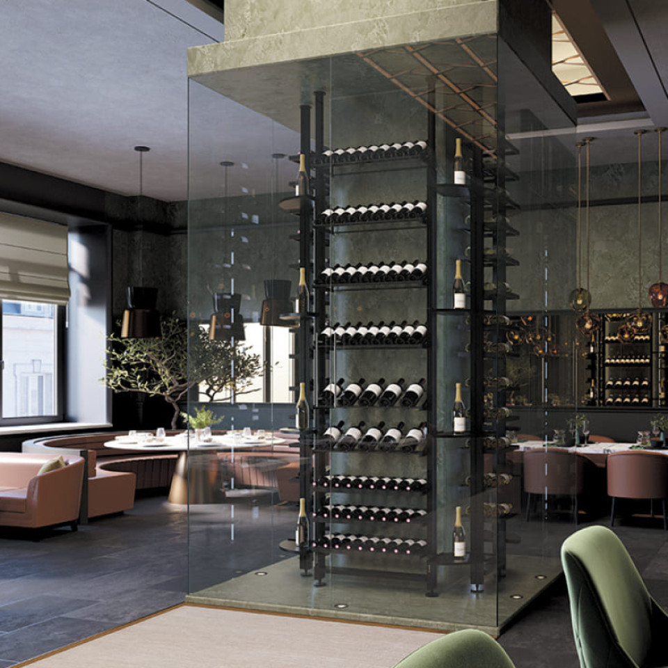 Architecture intérieure - Conception de vitrines de vin. Exemple : rangements vin installés autour d'un pilier au centre de la pièce.