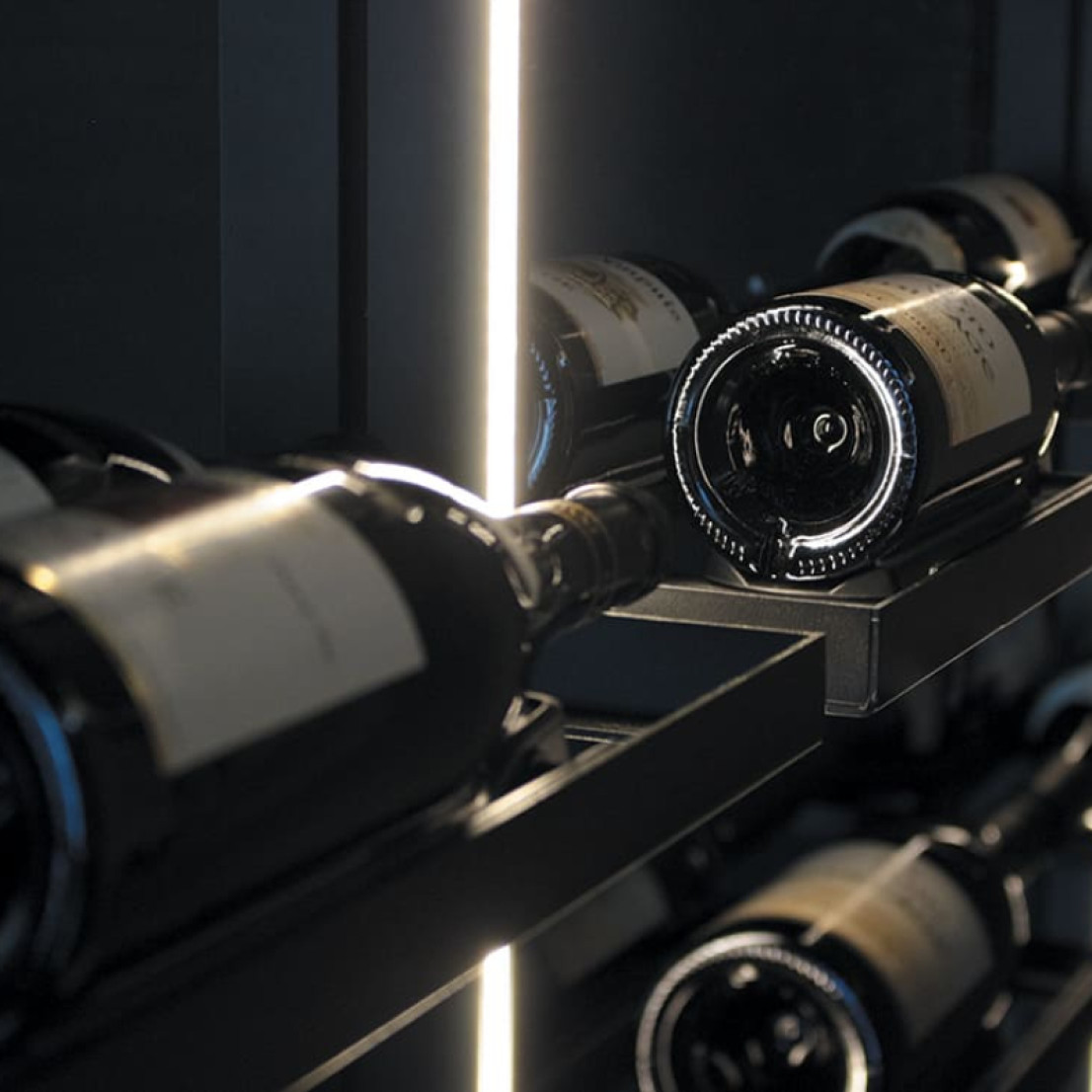 Rangement cave à vin rétro-éclairés en métal noir pour mettre en valeur vos plus belles bouteilles.