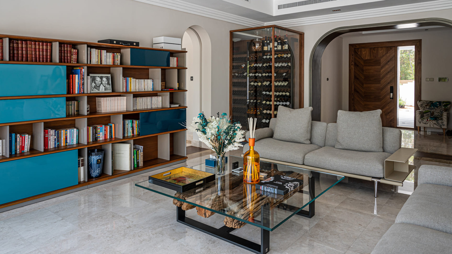 Petite cave à vin climatisée créée dans le coin de la pièce pour un espace dégustation directement dans le salon. Découvrez nos plus belles installations. Petite cave à vin climatisée créée dans le coin de la pièce pour un espace dégustation directement dans le salon. Découvrez nos plus belles installations.