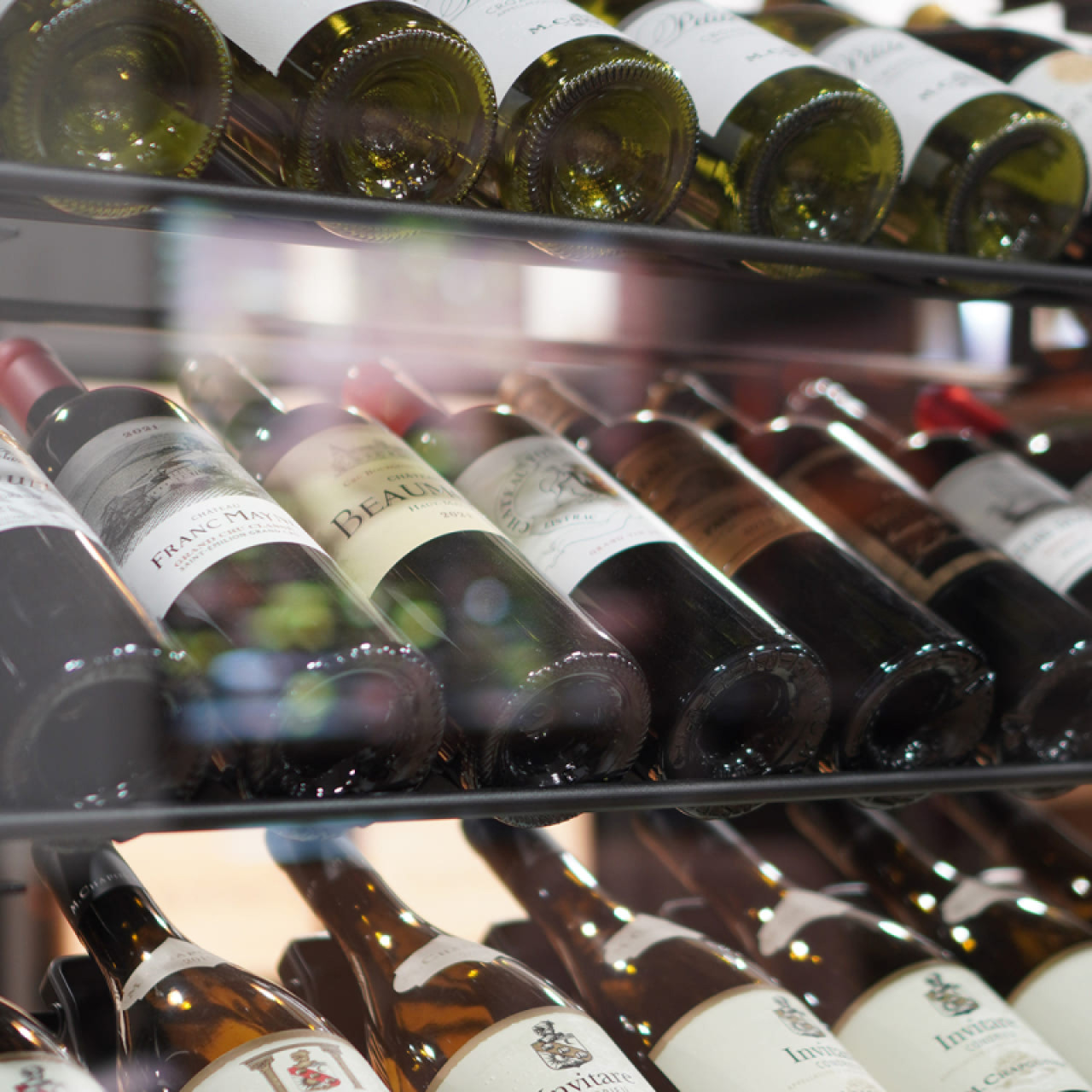 Étagère de cave à vin solide en métal avec une grande capacité de rangement et de stockage bouteilles.