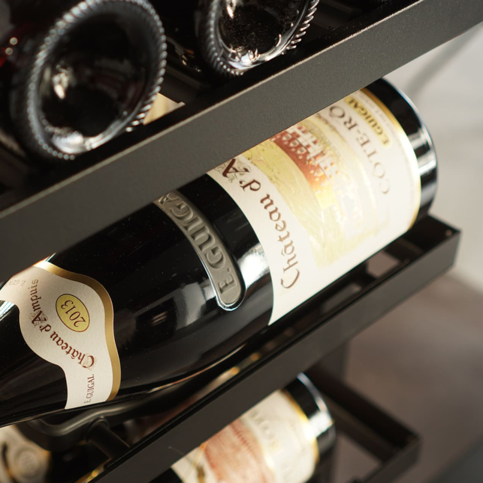 Rangement vin aérien avec plusieurs types d'étagères qui offrent de nombreuses possibilités de rangement et de présentation.