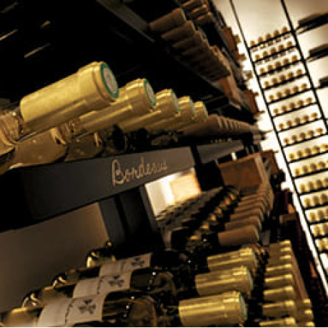 Étagères de rangement vin solides en acier et aluminium noir, modulables, hauteur adaptable, fixation au mur ou au plafond.
