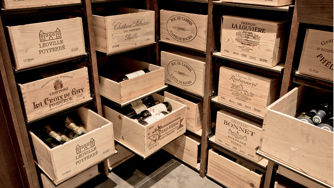 Rangements vin rack coulissants modulables et assemblables pour une grande capacité et conserver les caisses de vins dans le temps pour faire vieillir le vin. Rangements vin rack coulissants modulables et assemblables pour une grande capacité et conserver les caisses de vins dans le temps pour faire vieillir le vin.