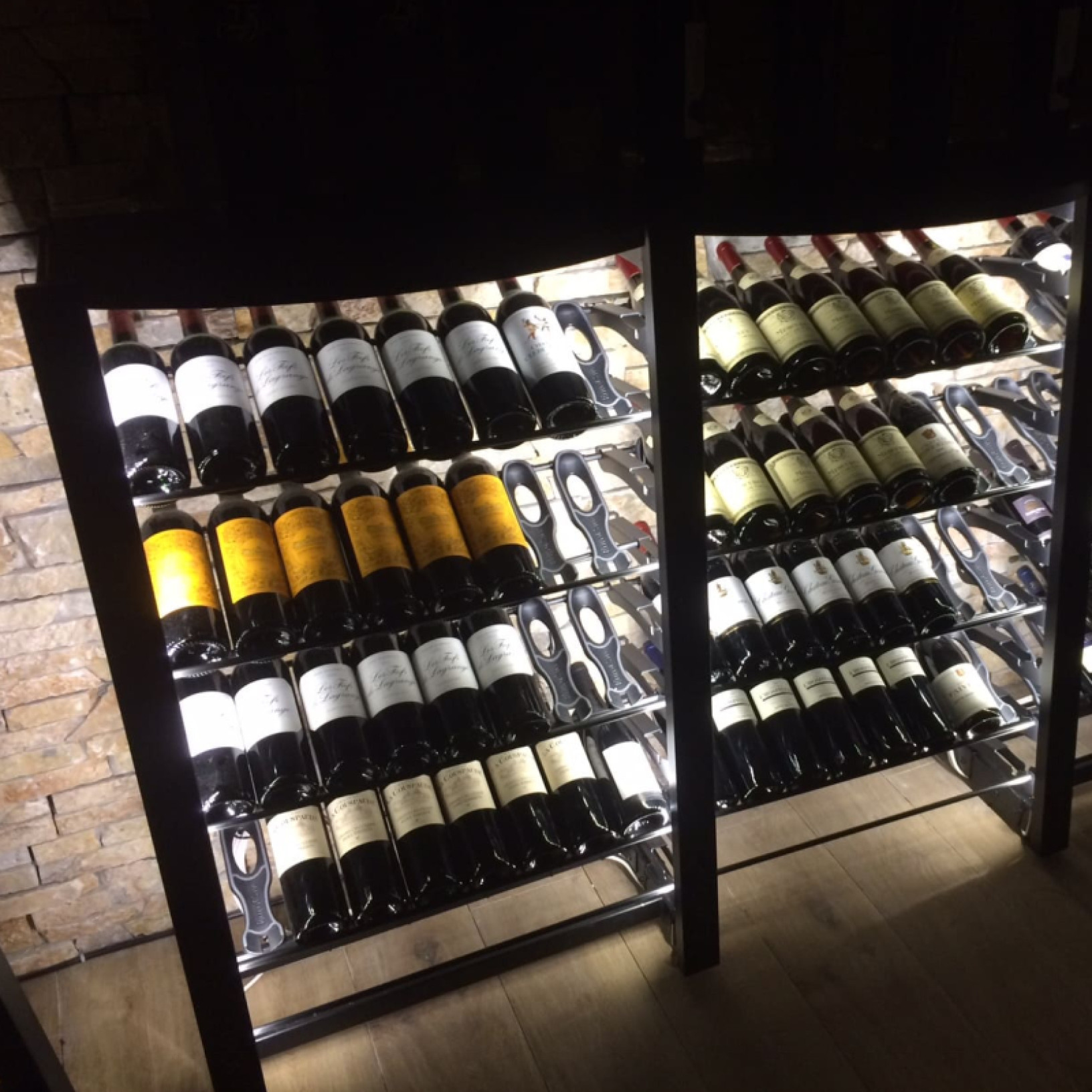 Ensemble d'étagères en métal modulables robustes pour aménager une cave à vin avec une grande capacité de rangement et de stockage bouteilles. Ici présenté en meuble bas.