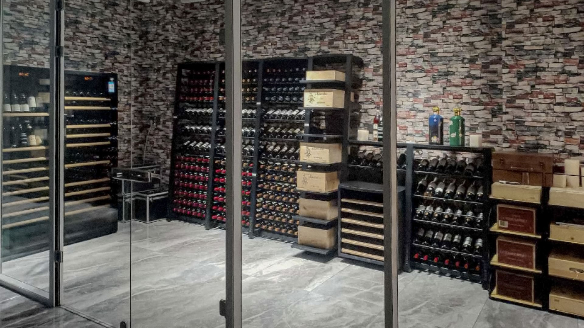 Envie d'une cave à vin vitrée au sein de votre maison, dans le salon ou au sous-sol ? De style industriel pour un design contemporain ?