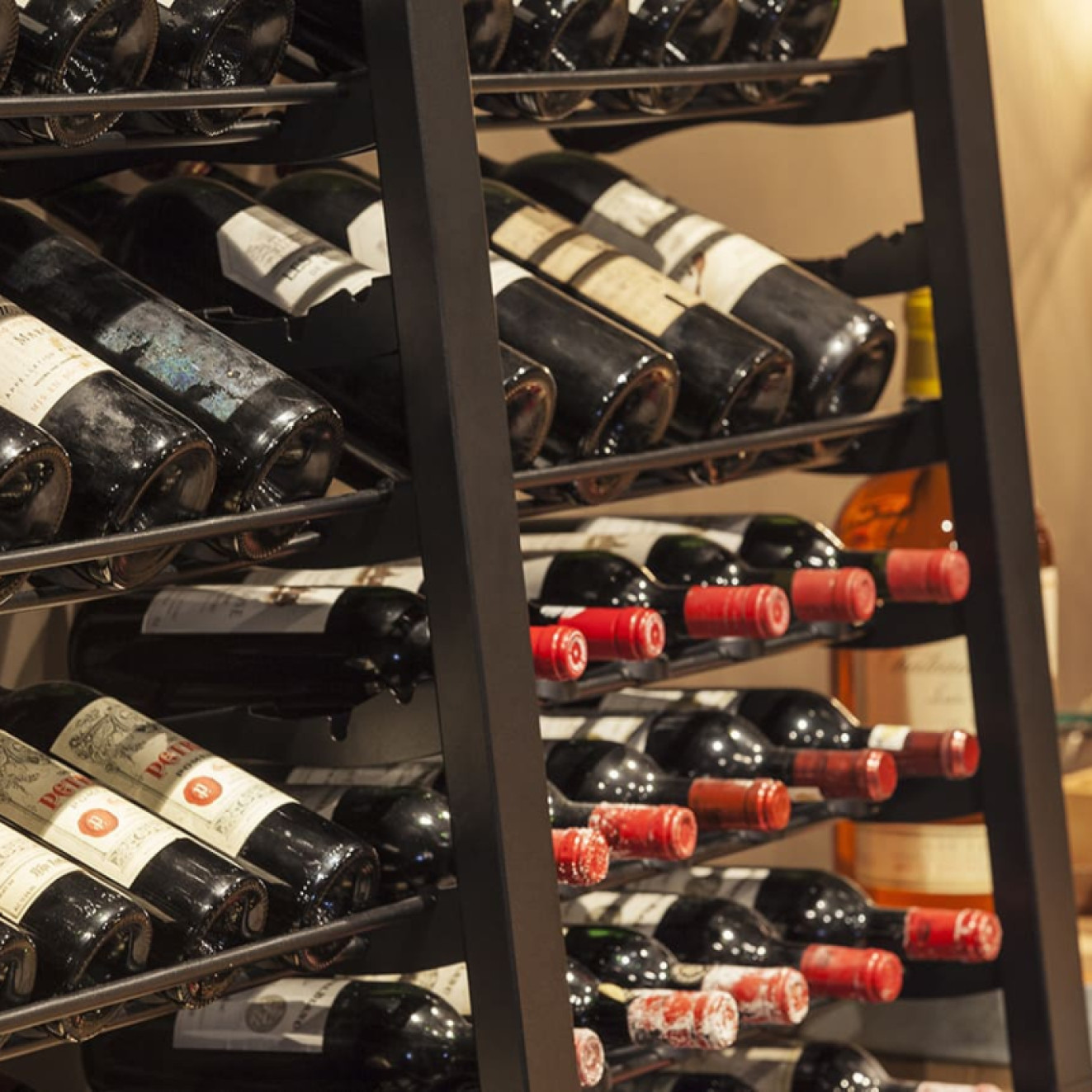 robuste-weinregale-aus-schwarzem-stahl-grossvolumiger-weinkeller-mit-schicker-aesthetik-zahlreiche-aufbewahrungs-undpraesentationsmoeglichkeiten-fuer-wein.jpg robuste-weinregale-aus-schwarzem-stahl-grossvolumiger-weinkeller-mit-schicker-aesthetik-zahlreiche-aufbewahrungs-undpraesentationsmoeglichkeiten-fuer-wein.jpg