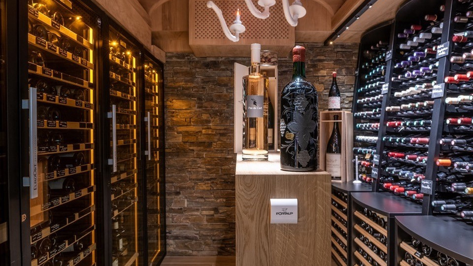 Installation d'un espace de dégustation dans un hôtel avec une grande capacité de stockage et des armoires à vin climatisées. Découvrez encore plus d'idées.