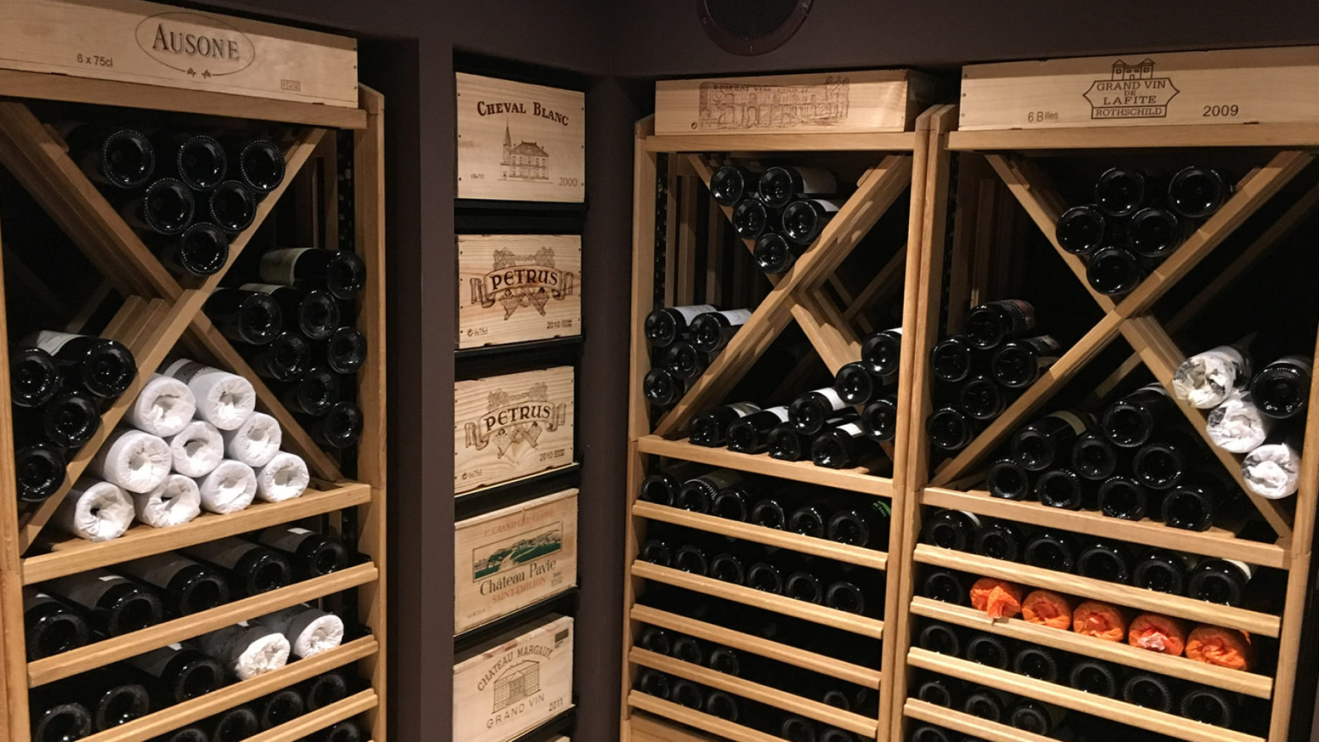 Meuble de cave à vin avec des modules de rangement en diagonale ou coulissants, en bois de chêne massif qui apporte du caractère et de l'authenticité à votre pièce. Trouvez l'inspiration avec nos réalisations.