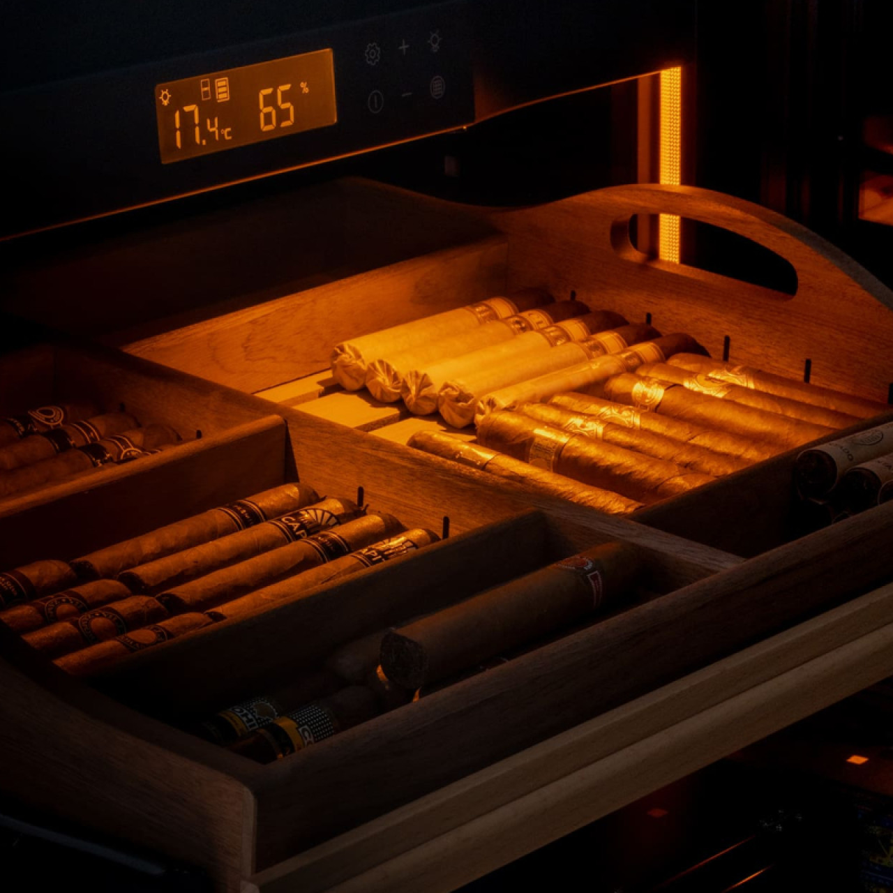 Température et taux d'humidité ; une cave à cigare électrique de qualité recrée un environnement propice à la bonne conservation des cigares. Température et taux d'humidité ; une cave à cigare électrique de qualité recrée un environnement propice à la bonne conservation des cigares.