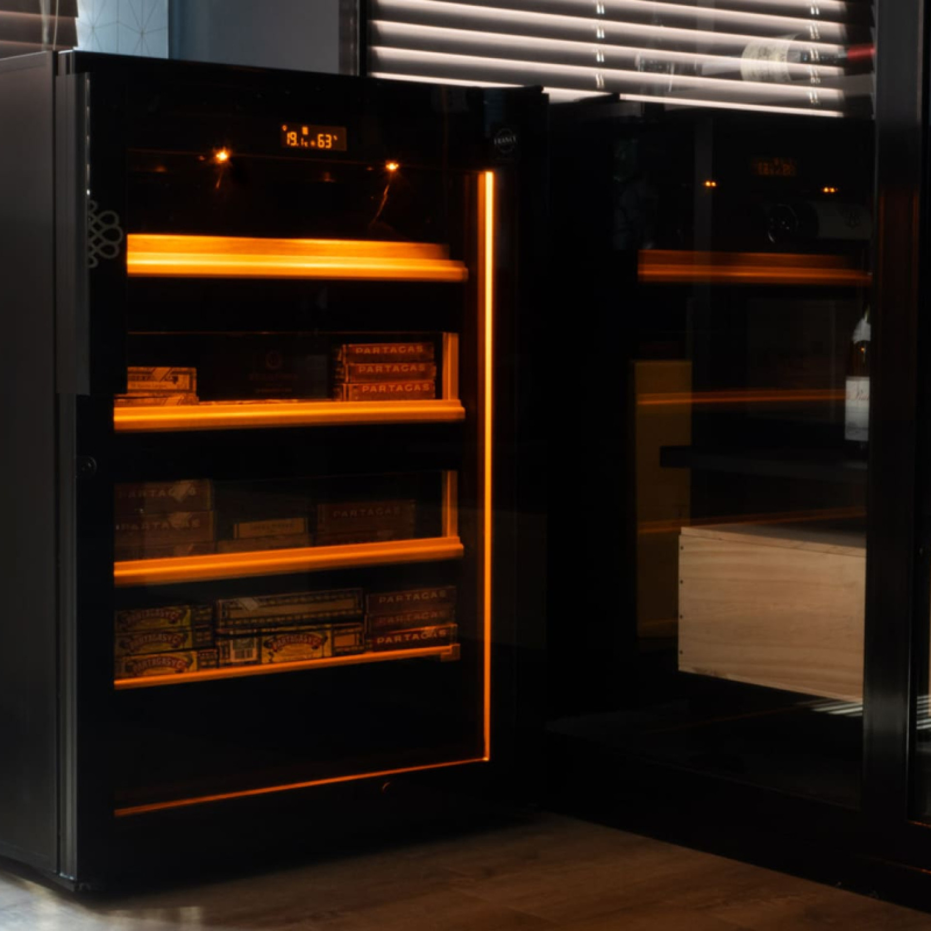 Armoire cave à cigares avec lumière intégrée ambrée : éclairage par le haut et ruban lumineux tout le tour de la cave. Armoire cave à cigares avec lumière intégrée ambrée : éclairage par le haut et ruban lumineux tout le tour de la cave.