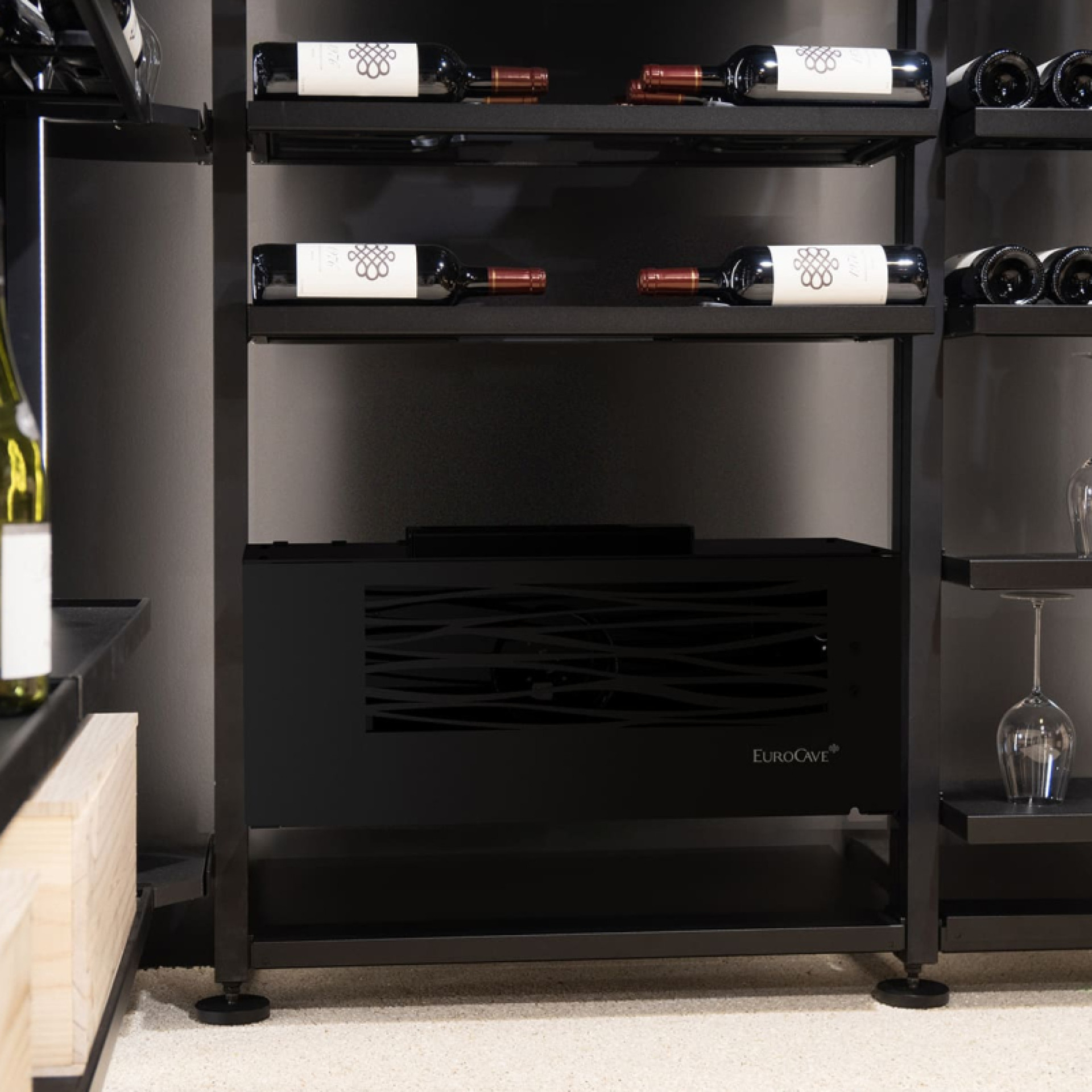Petit climatiseur de cave à vin noir brillant, système split à eau. Compact pour une installation facile fixée au mur ou posé au sol.