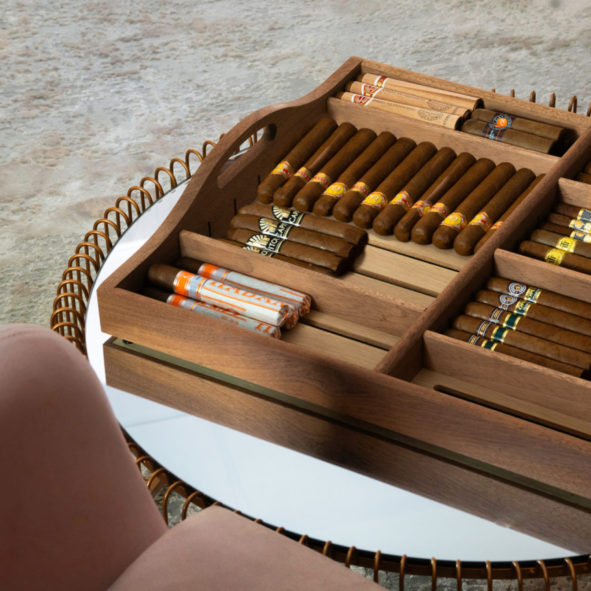 Étagère coulissante et son plateau de service des cigares amovible. Une belle présentation des cigares à partager avec vos invités. Étagère coulissante et son plateau de service des cigares amovible. Une belle présentation des cigares à partager avec vos invités.