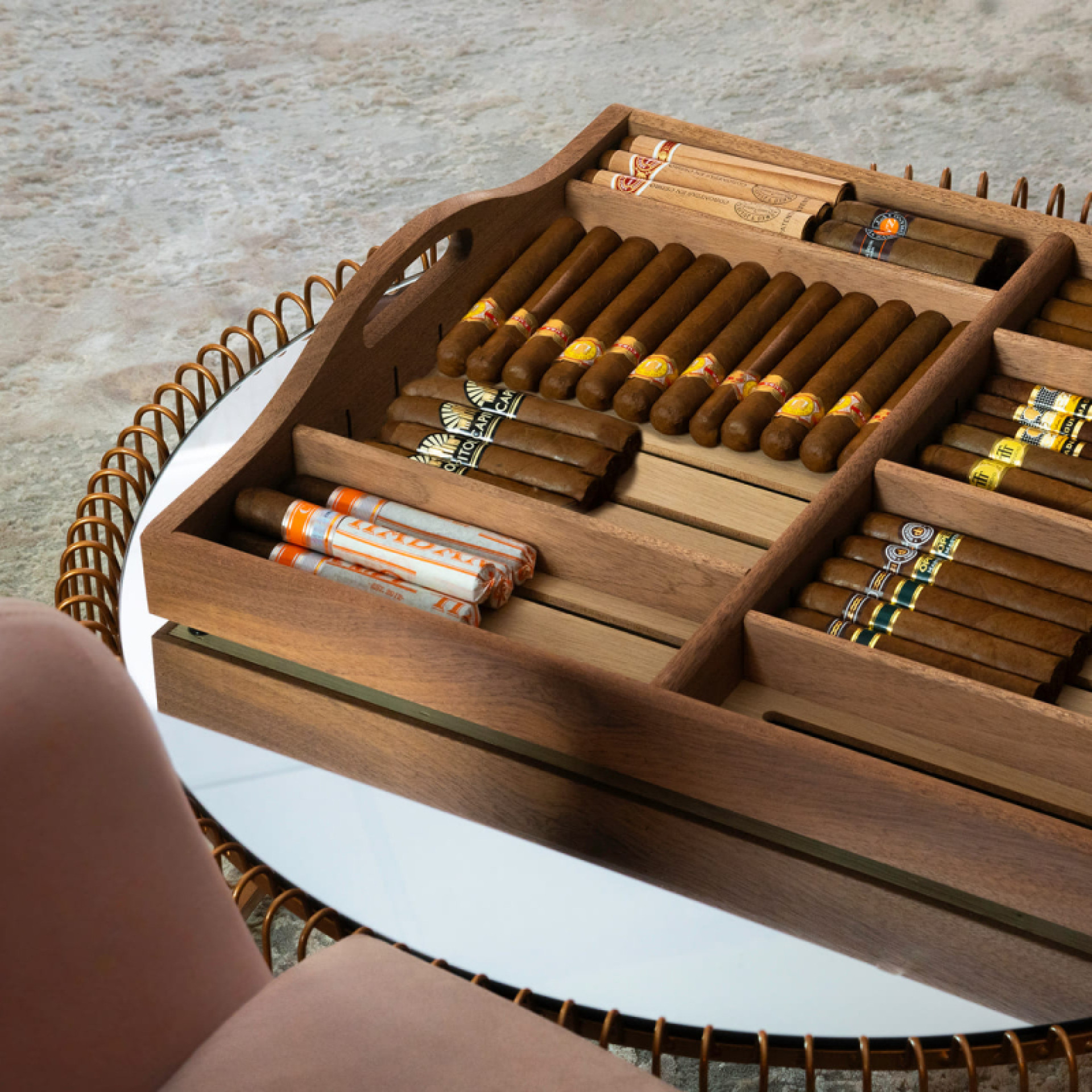 Étagère coulissante et son plateau de service des cigares amovible. Une belle présentation des cigares à partager avec vos invités. Étagère coulissante et son plateau de service des cigares amovible. Une belle présentation des cigares à partager avec vos invités.