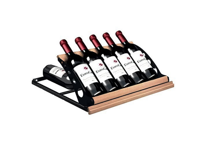 Clayette coulissante permettant de présenter les bouteilles de vin à l'avant et de stocker à l'arrière.