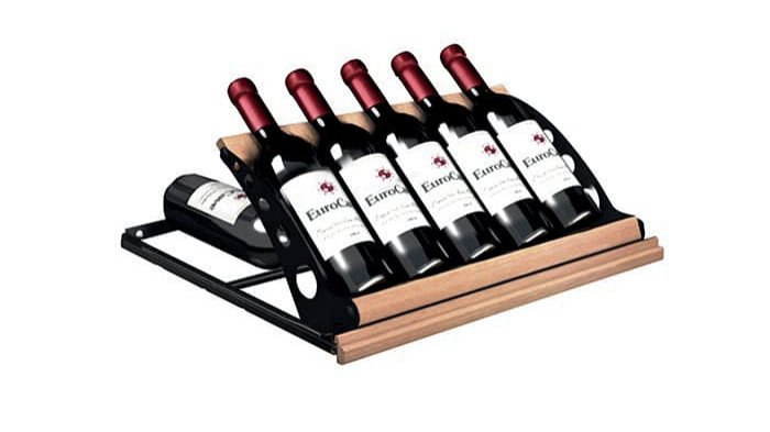 Clayette coulissante permettant de présenter les bouteilles de vin à l'avant et de stocker à l'arrière. Clayette coulissante permettant de présenter les bouteilles de vin à l'avant et de stocker à l'arrière.