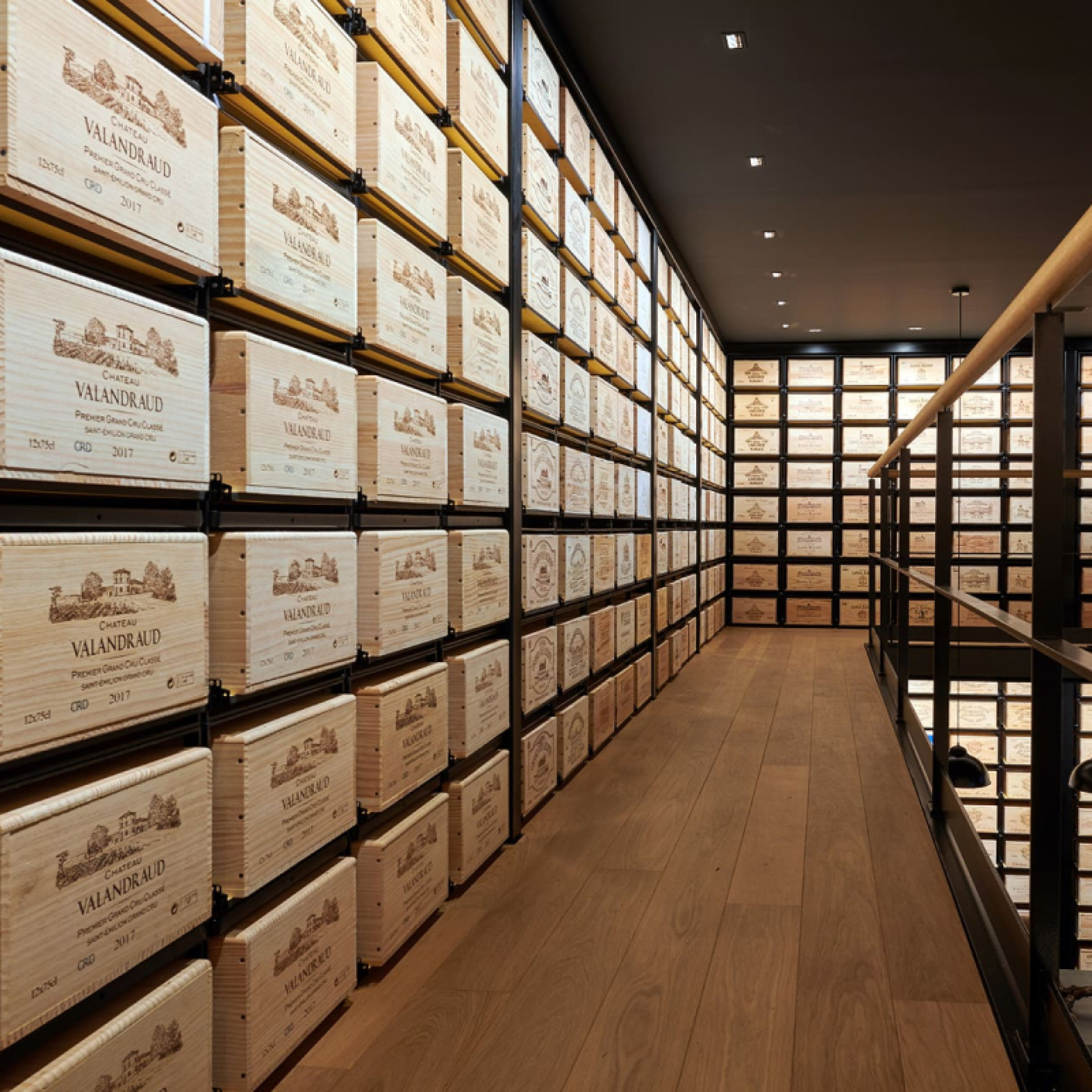 Mur de vin créé avec des racks vin coulissants pour un accès facile à ses caisses de vin. Mur de vin créé avec des racks vin coulissants pour un accès facile à ses caisses de vin.