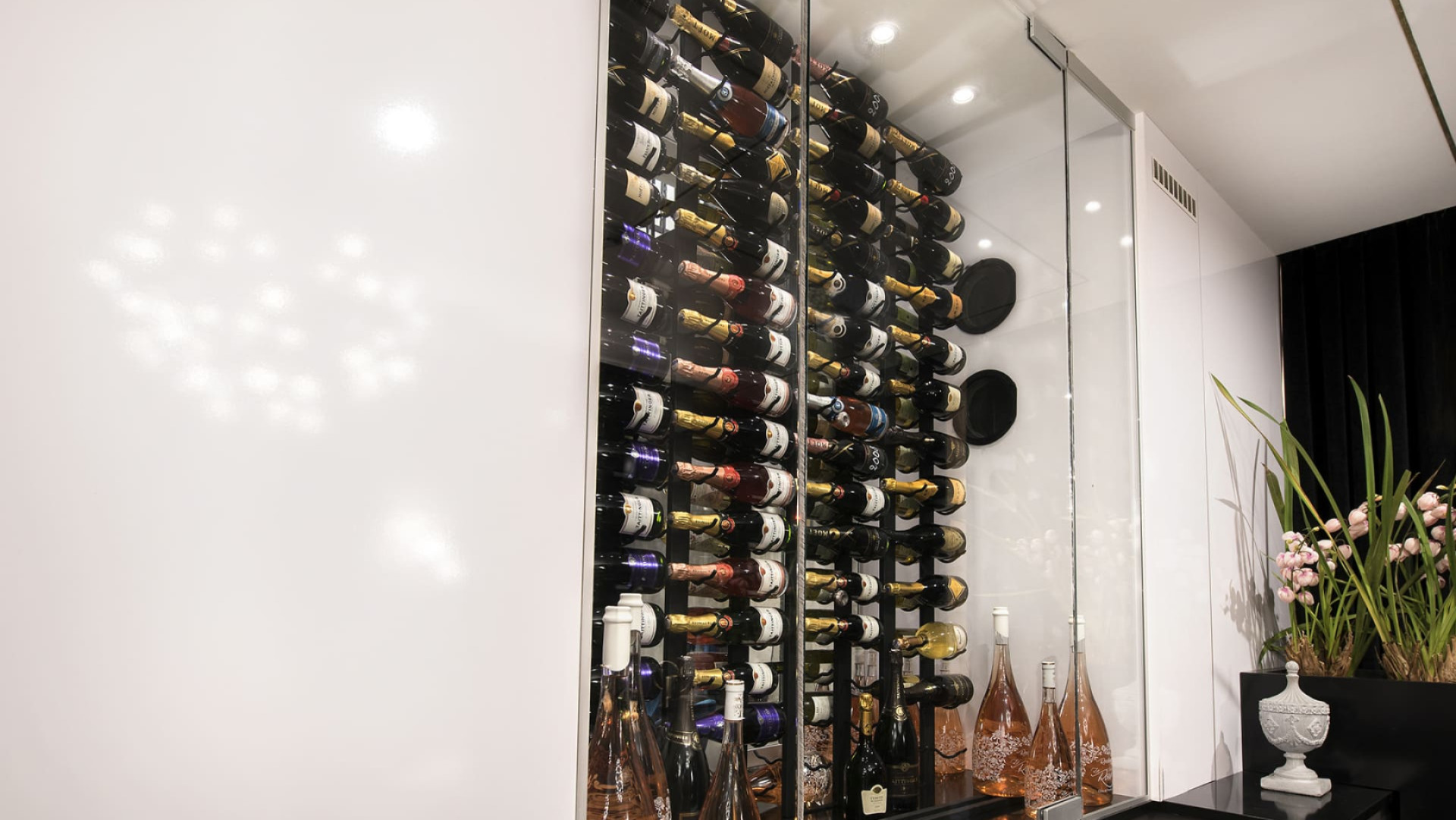 Installation d'un climatiseur dans une vitrine à champagne. Création d'espace vin climatisé professionnel. Retrouvez encore plus d'idée de réalisations.