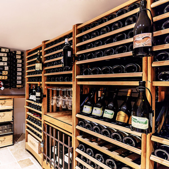 Casiers vin en bois de chêne massif. Meuble tradition totalement modulable en fonction des besoins. Choix de nombreux accessoires : étagères, présentoirs, bar de dégustation. Grande capacité de stockage. Casiers vin en bois de chêne massif. Meuble tradition totalement modulable en fonction des besoins. Choix de nombreux accessoires : étagères, présentoirs, bar de dégustation. Grande capacité de stockage.