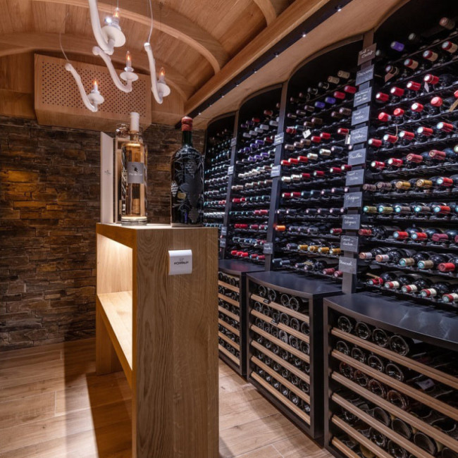Mobilier vin robuste en acier à assembler. Grande capacité de stockage des bouteilles de vin. Choix d’options de rangement : étagères avec supports individuels des bouteilles, plateaux coulissants pour caisses vin, casiers bois avec clayettes coulissantes.  Mobilier vin robuste en acier à assembler. Grande capacité de stockage des bouteilles de vin. Choix d’options de rangement : étagères avec supports individuels des bouteilles, plateaux coulissants pour caisses vin, casiers bois avec clayettes coulissantes.