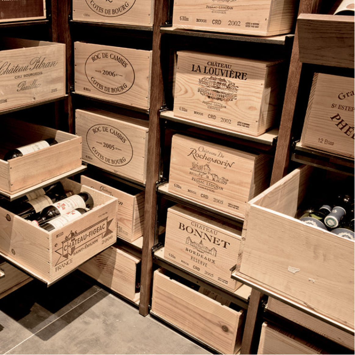 Rack vin coulissant solide pour le rangement des caisses de vin. Stockez un volume important de bouteilles tout en gardant un accès facile à celles-ci. Augmenter la capacité de stockage de votre collection en assemblant plusieurs modules.