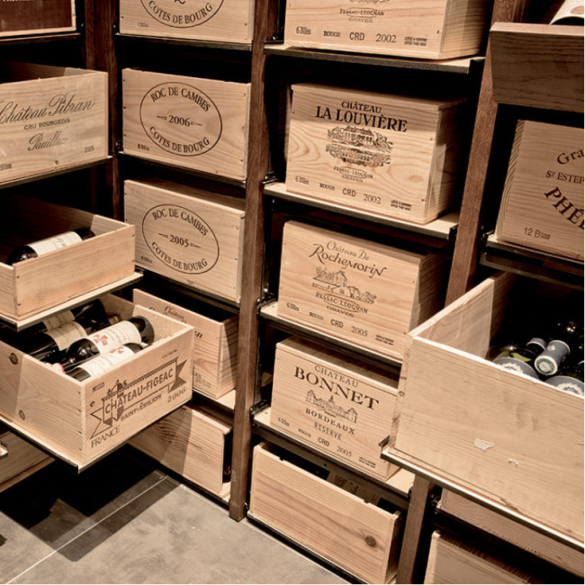 Rack vin coulissant solide pour le rangement des caisses de vin. Stockez un volume important de bouteilles tout en gardant un accès facile à celles-ci. Augmenter la capacité de stockage de votre collection en assemblant plusieurs modules. Rack vin coulissant solide pour le rangement des caisses de vin. Stockez un volume important de bouteilles tout en gardant un accès facile à celles-ci. Augmenter la capacité de stockage de votre collection en assemblant plusieurs modules.
