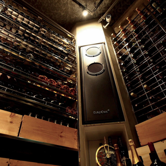 Climatiseur de cave à vin monobloc. Puissance de climatisation grands volumes jusqu’à 50 m3. Température constante, hygrométrie préservée, renouvellement de l’air. Télécommande pour mesurer la température au plus près des bouteilles. Climatiseur de cave à vin monobloc. Puissance de climatisation grands volumes jusqu’à 50 m3. Température constante, hygrométrie préservée, renouvellement de l’air. Télécommande pour mesurer la température au plus près des bouteilles.